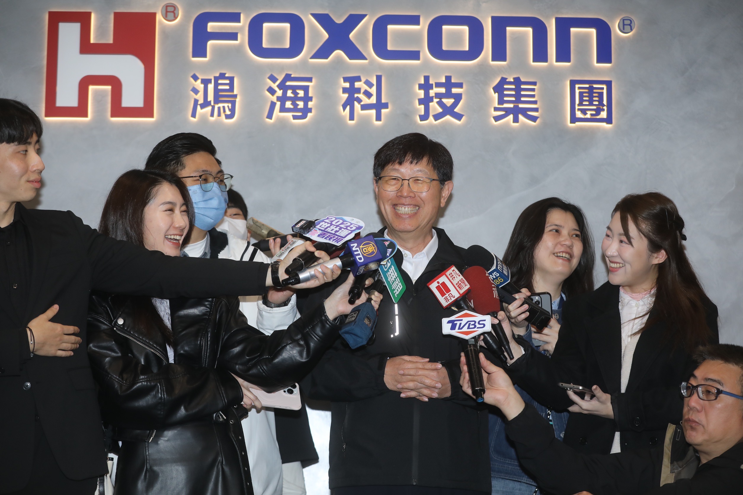 鴻海董事長劉揚偉今（12）日親自主持開工團拜，表示今年的業績一定超過7兆元。