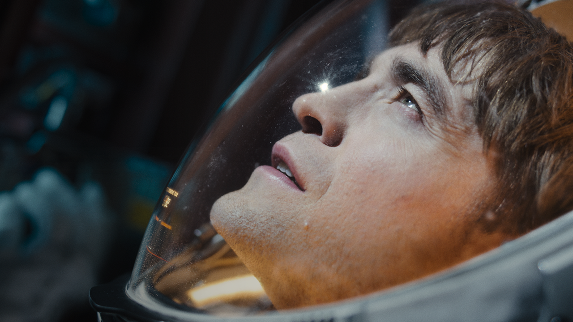 羅伯派汀森在《米奇17號》同時扮演米奇17與18號,他的聲音聽起來也有點傻呼呼的個性。(華納兄弟提供)