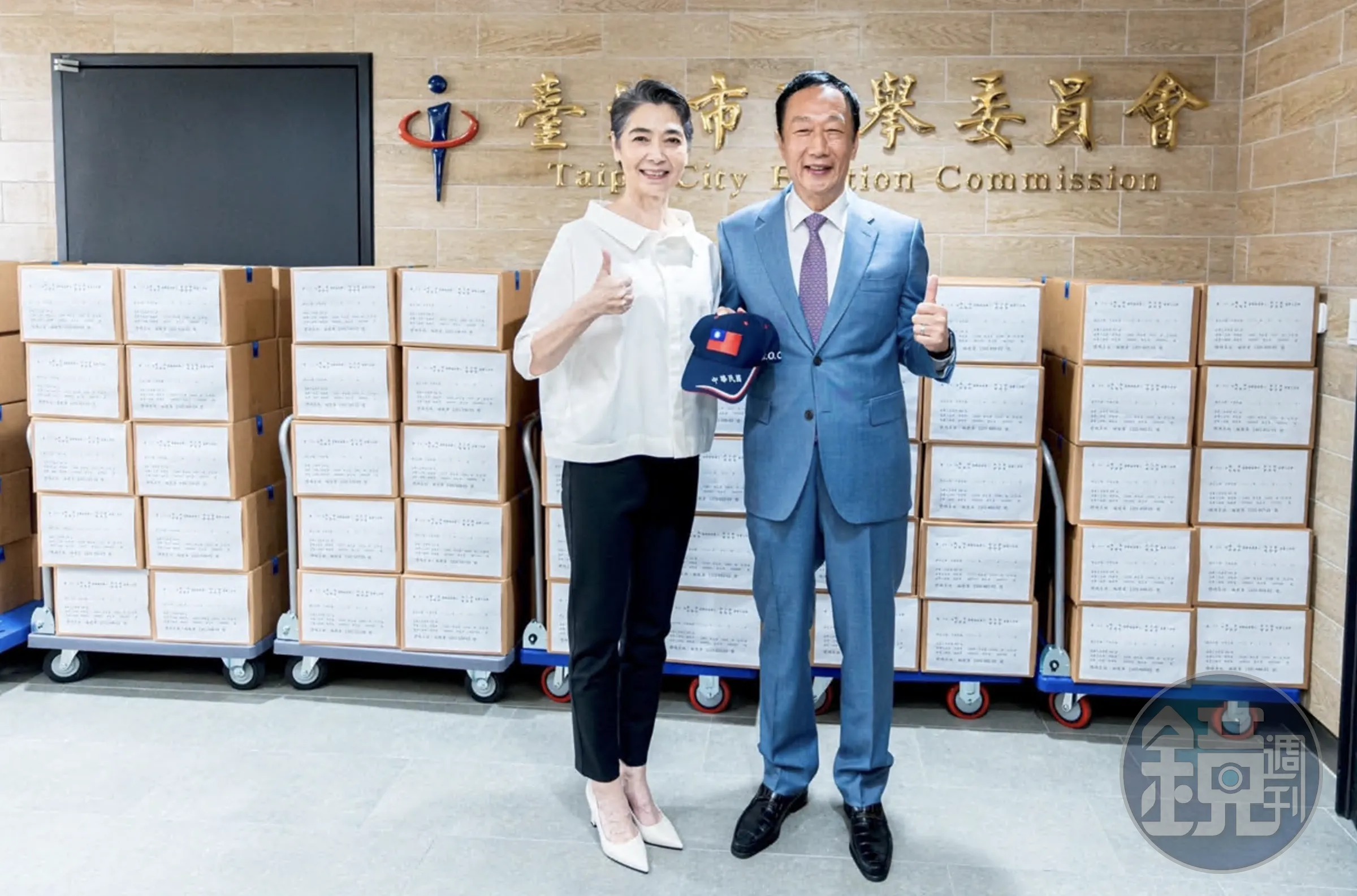 前民進黨籍桃園市議員郭麗華，為幫助郭台銘（右）、賴佩霞（左）衝連署書，指示助理以1份連署書300元請民眾簽署。（本刊資料照）