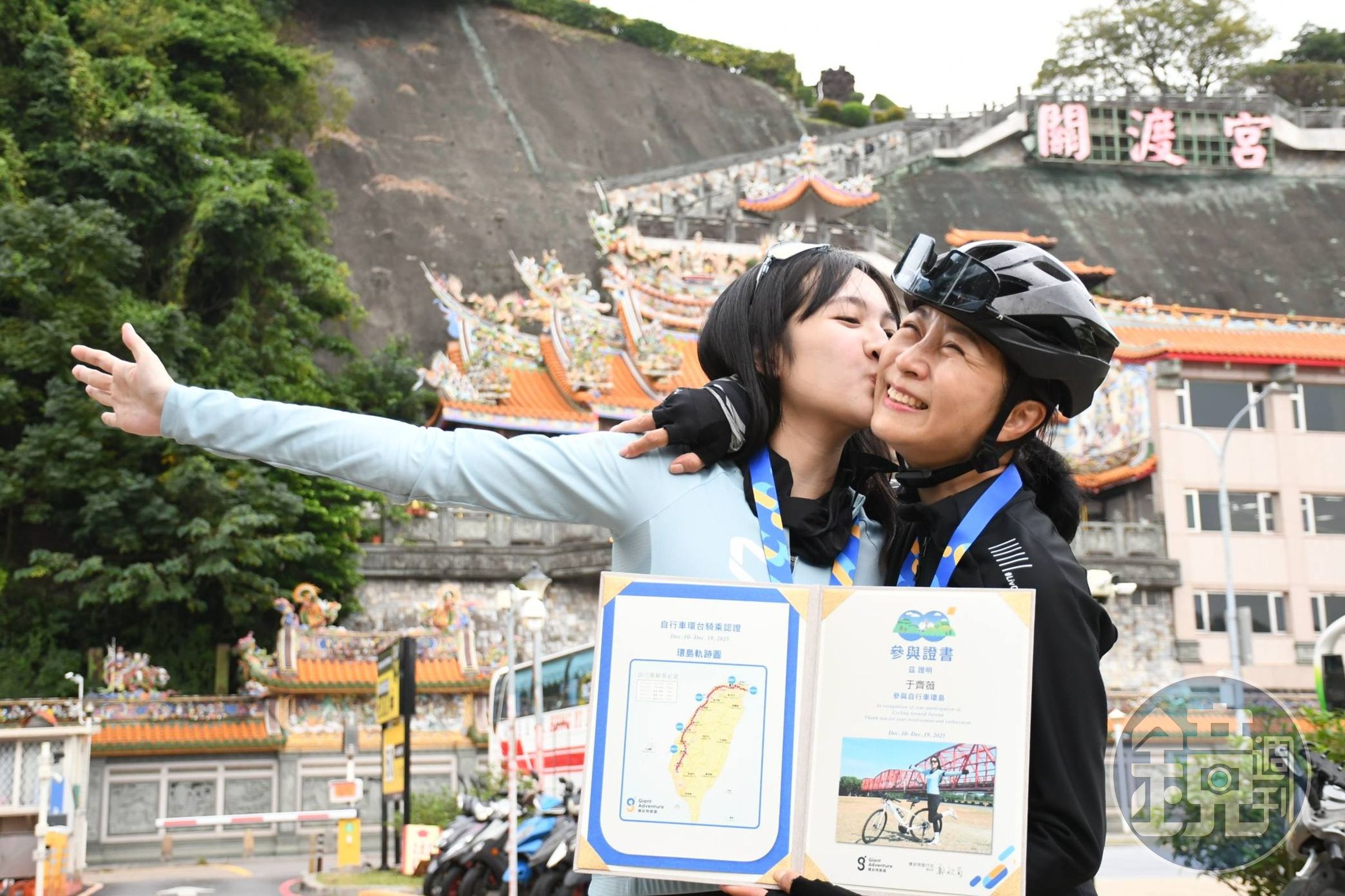 方文琳邀女兒一起騎車環島,過程有笑有淚。