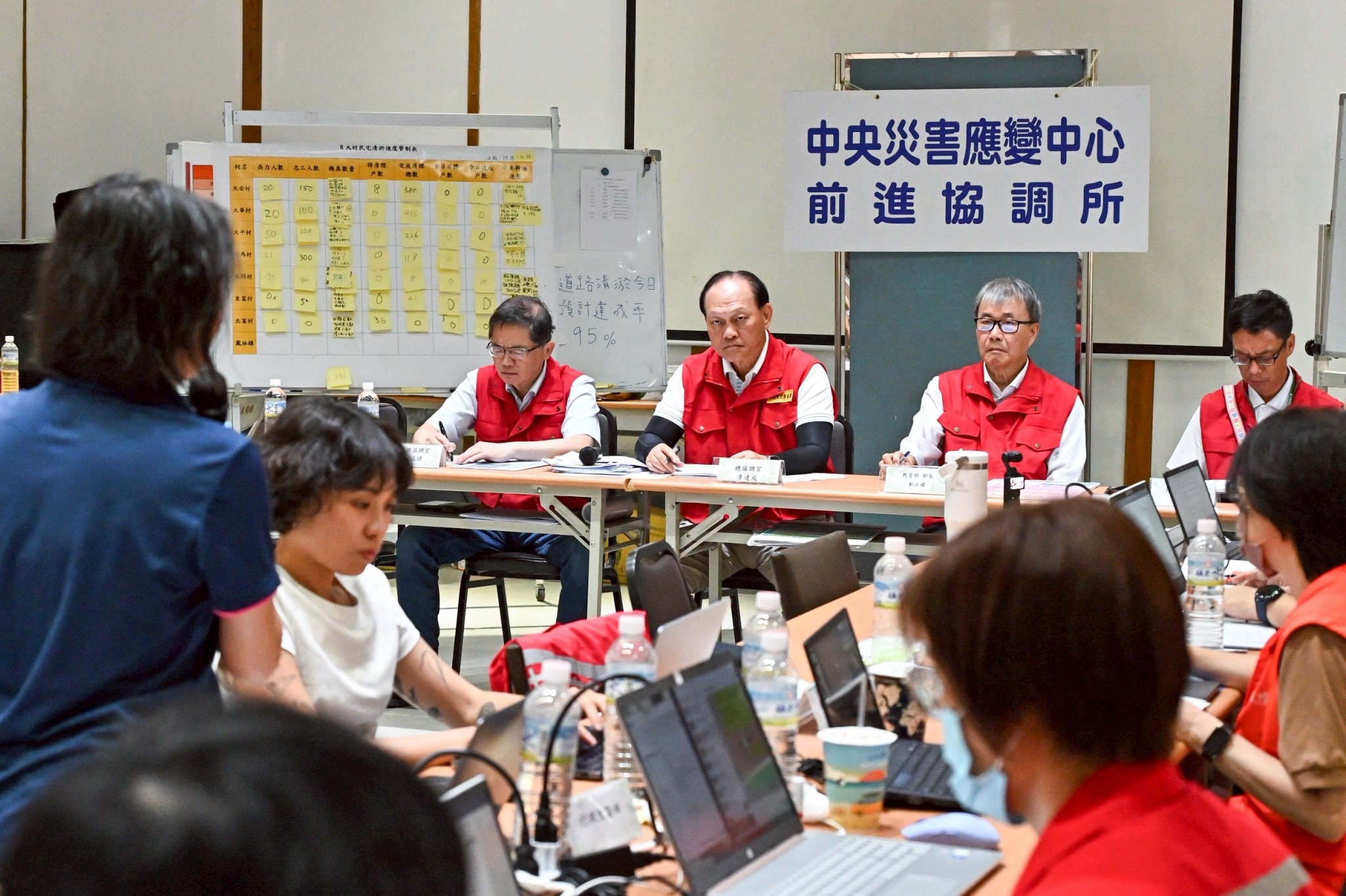 傳出花蓮縣府官員退出救災協調專案群組，季連成要求縣府行研處長陳建村將退群的人加回來。（翻攝自行政院官網）