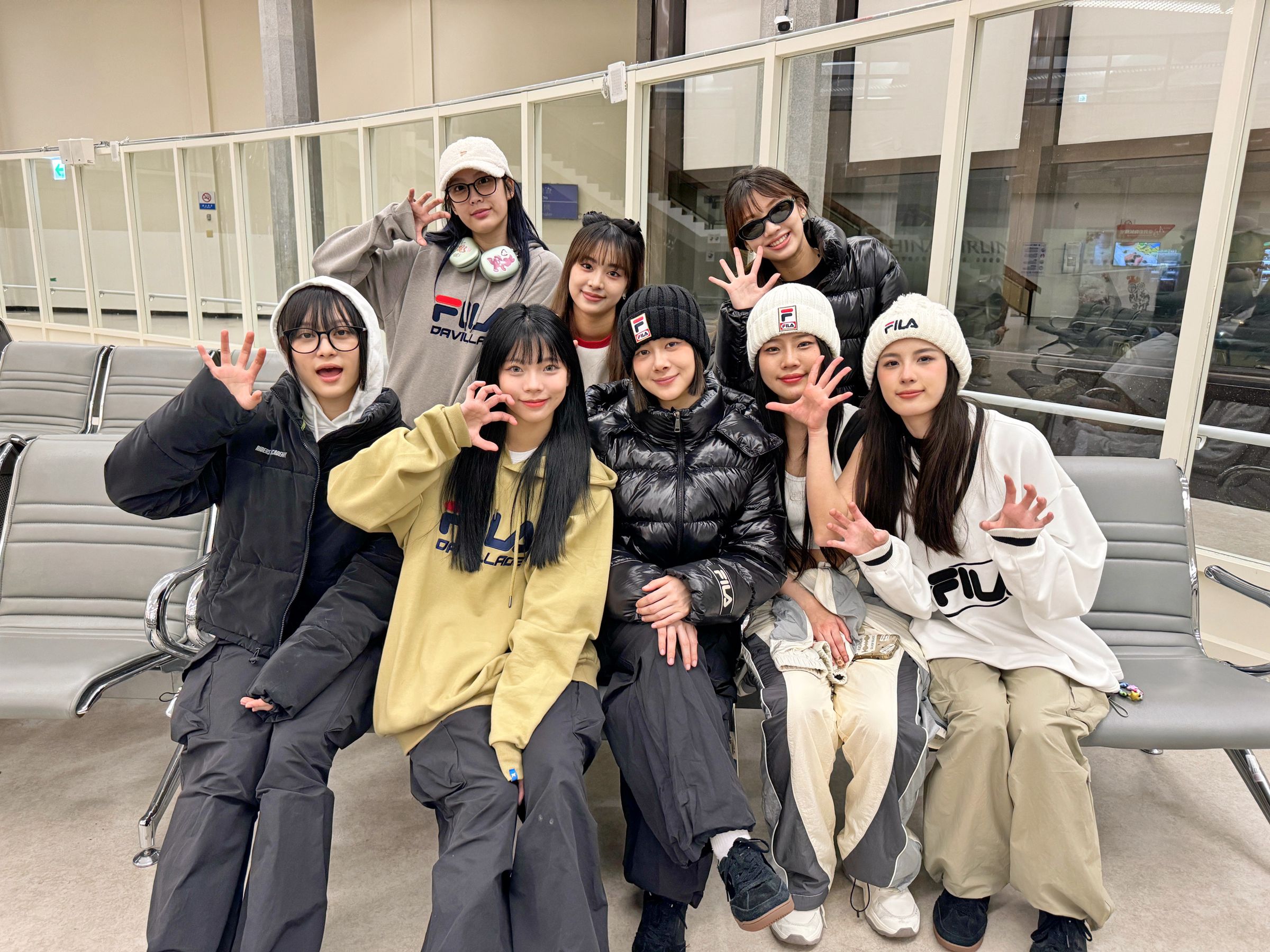 GENBLUE幻藍小熊終於前往韓國首爾,韓籍成員Ayeon阿勇已經在韓國等待女孩們合體一起接受3個月的魔鬼特訓啦。照片成員前排左起:許媛媛、Vicky、XXIN、容容、毓、後排左起:Bido、Nico、采甄。(天空娛樂提供)