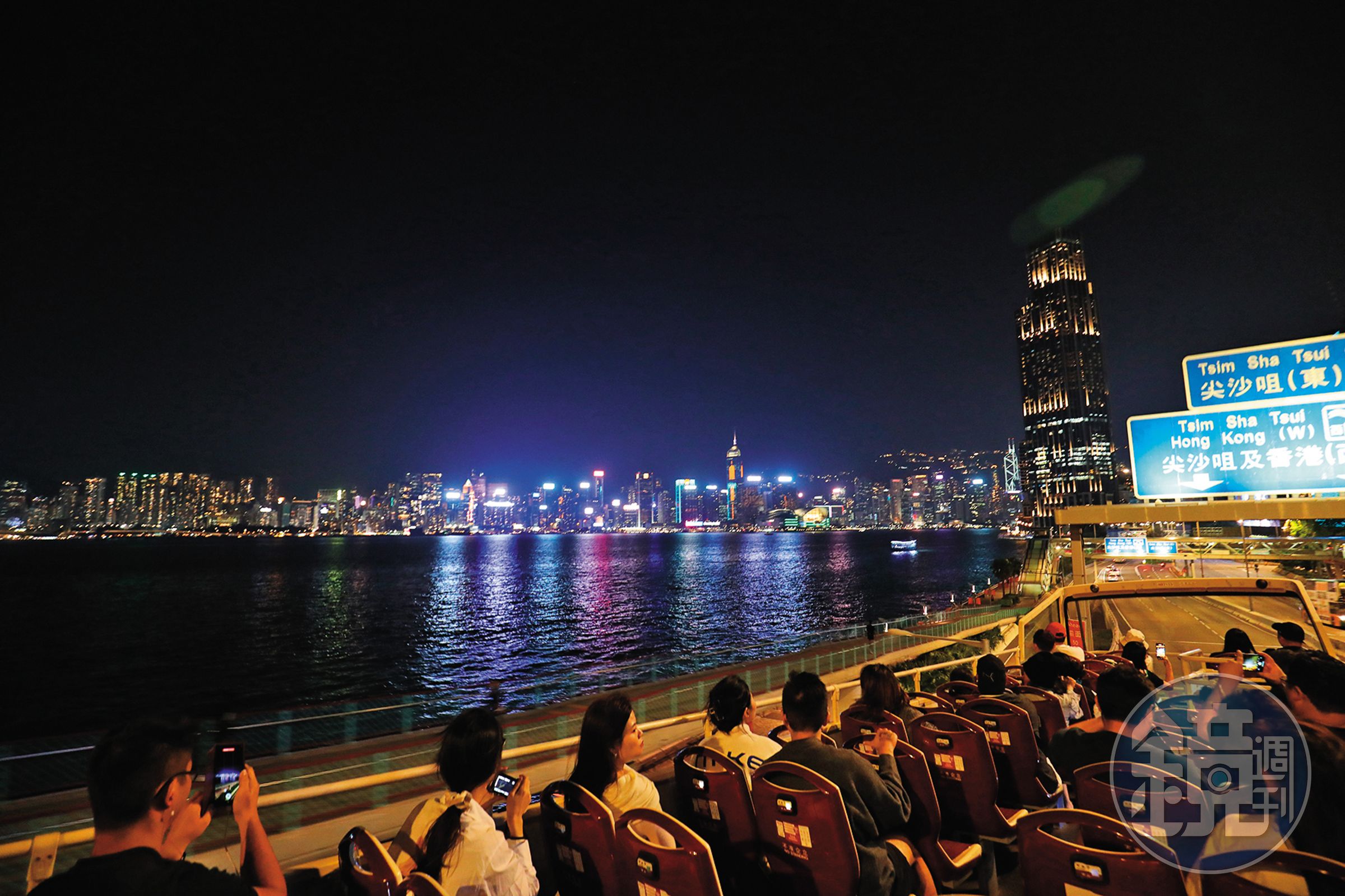 經過海濱路段時,會欣賞到港島區五光十色的夜景。
