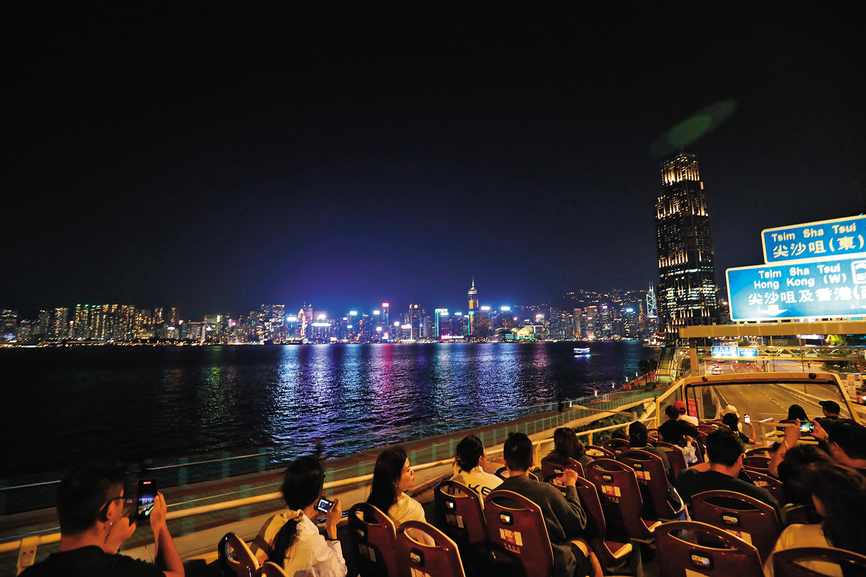 經過海濱路段時，會欣賞到港島區五光十色的夜景。