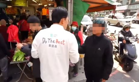 黃國昌原定親民掃街拜年行程卻意外演變成尷尬的「洗臉」現場。（翻攝自黃國昌YT）