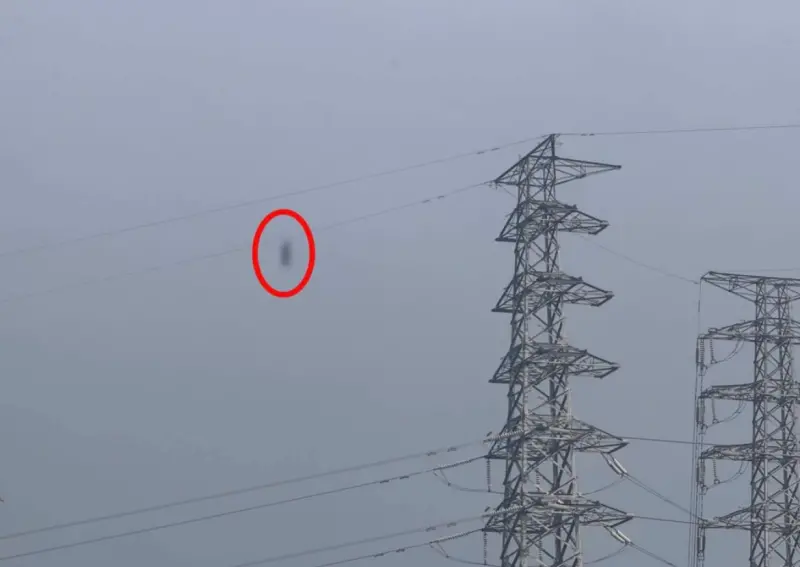 意外地點位於龜山龍壽工業區後方山區，高壓電塔高達百米。而男子身分不明，警方仍在調查其攀塔動機。（翻攝畫面）