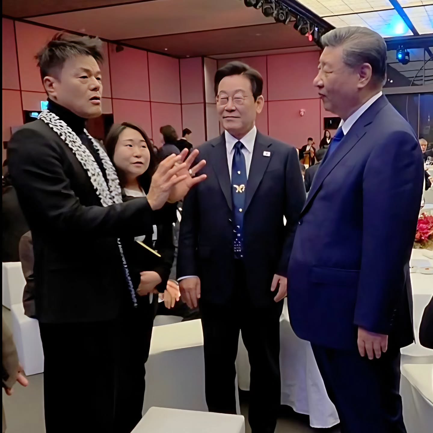 朴軫永去年被委任韓國政府大眾文化交流委員會共同委員長（左）。（翻攝JYP IG）