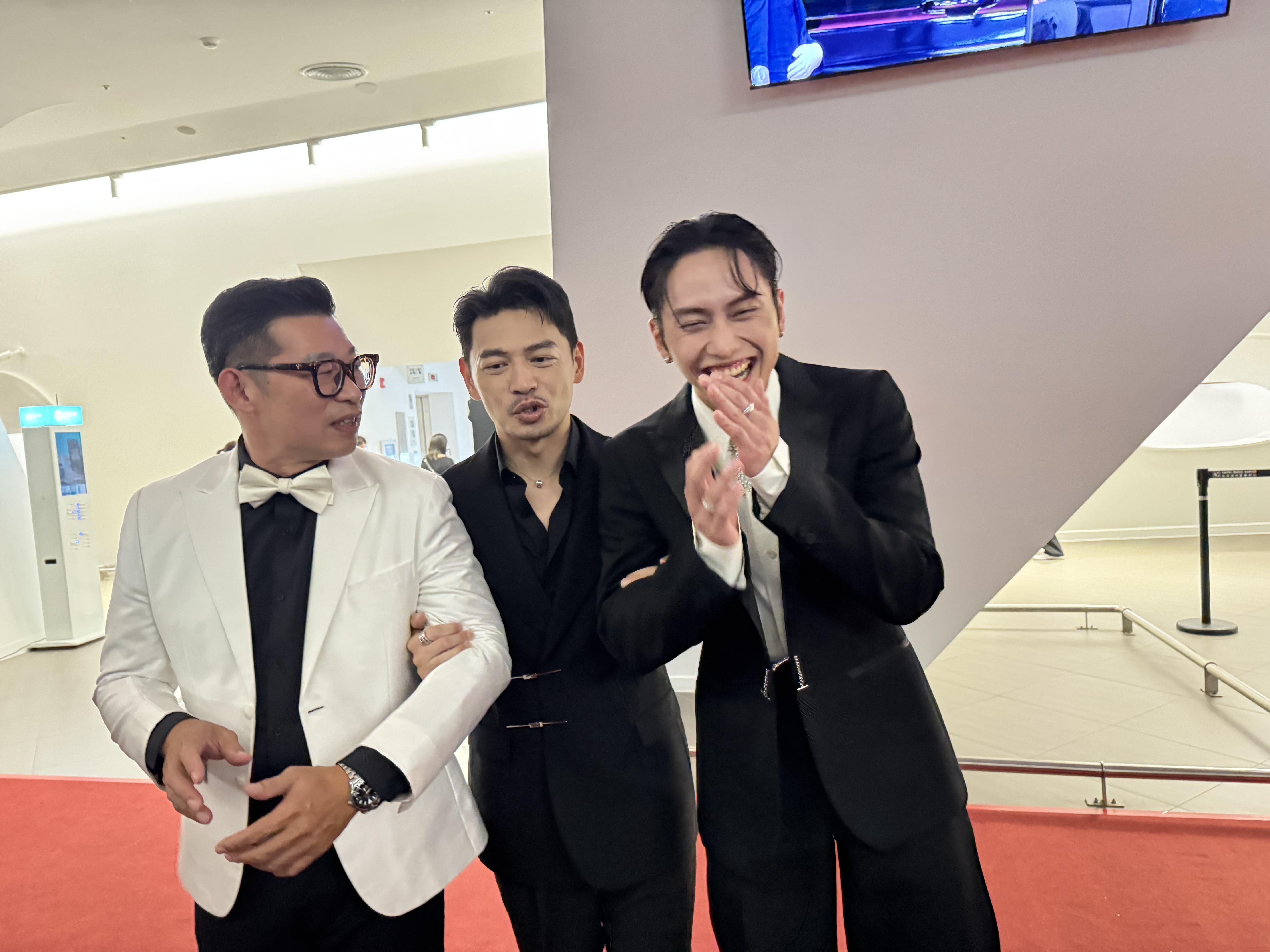 阿ken昨以《X！又是星期一》問鼎最佳導演獎，並帶一起入圍的范少勳和馬力歐走紅毯。