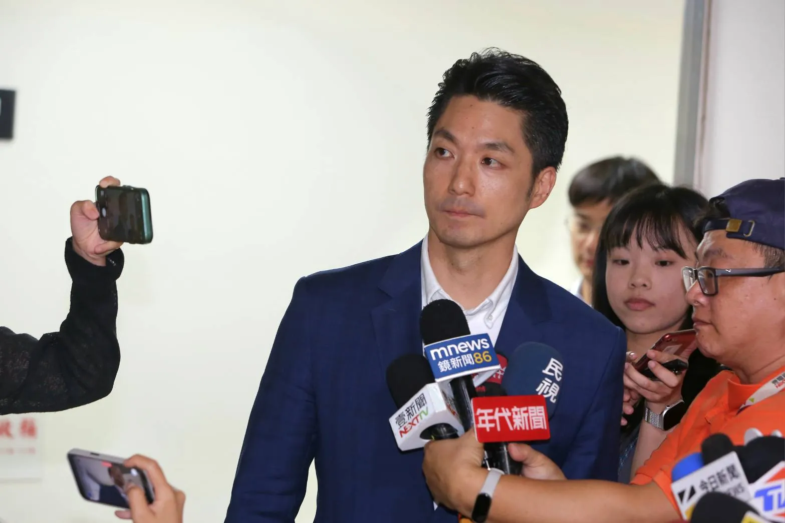 蔣萬安被問「寶立答B」竟扯「萊爾校長」　網酸：又問A答B了