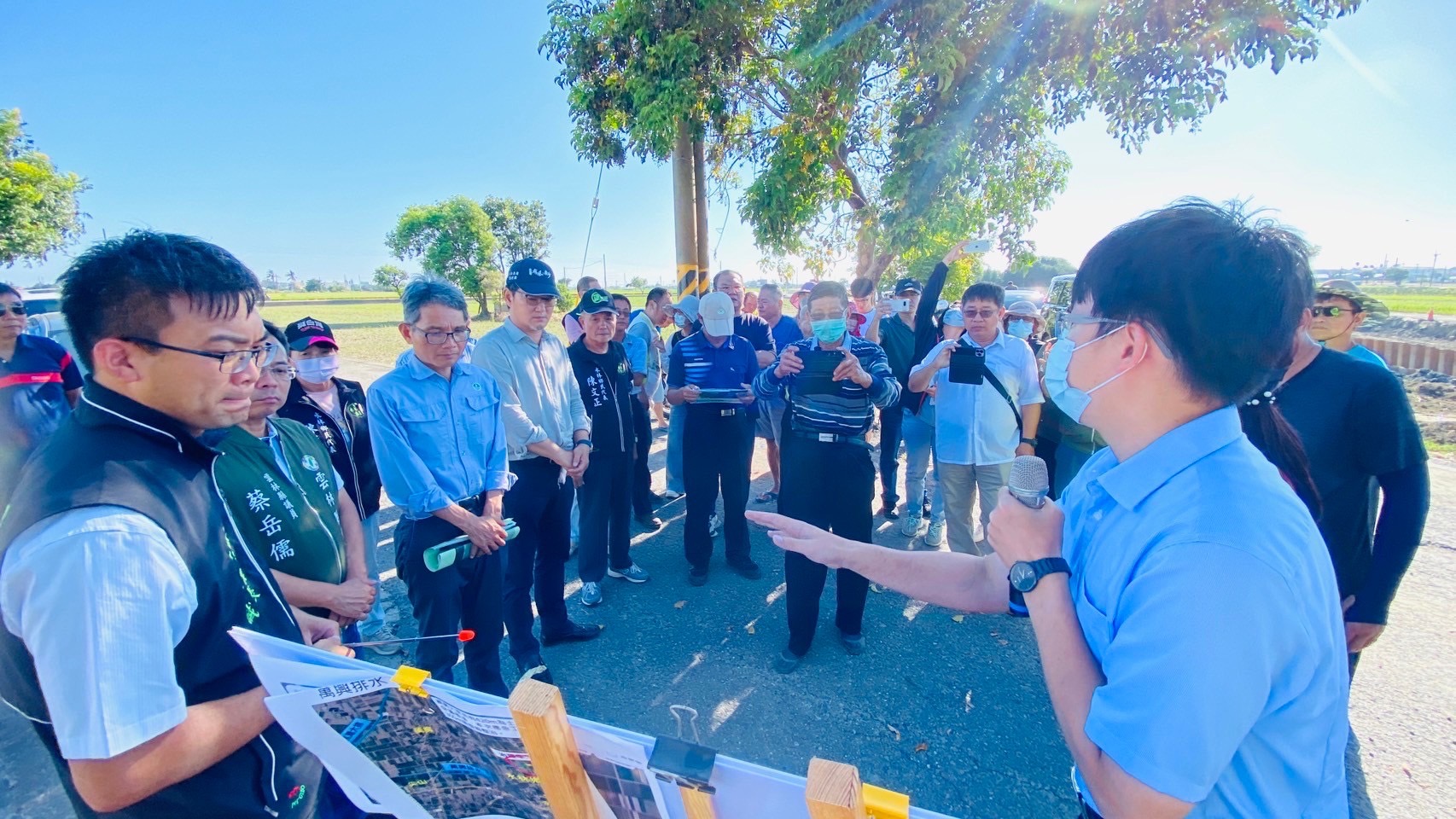 凱米颱風對雲林造成嚴重淹水的災情，立委劉建國今邀水利署賴建信署長親自到雲林淹水地區會勘。（劉建國辦公室提供）