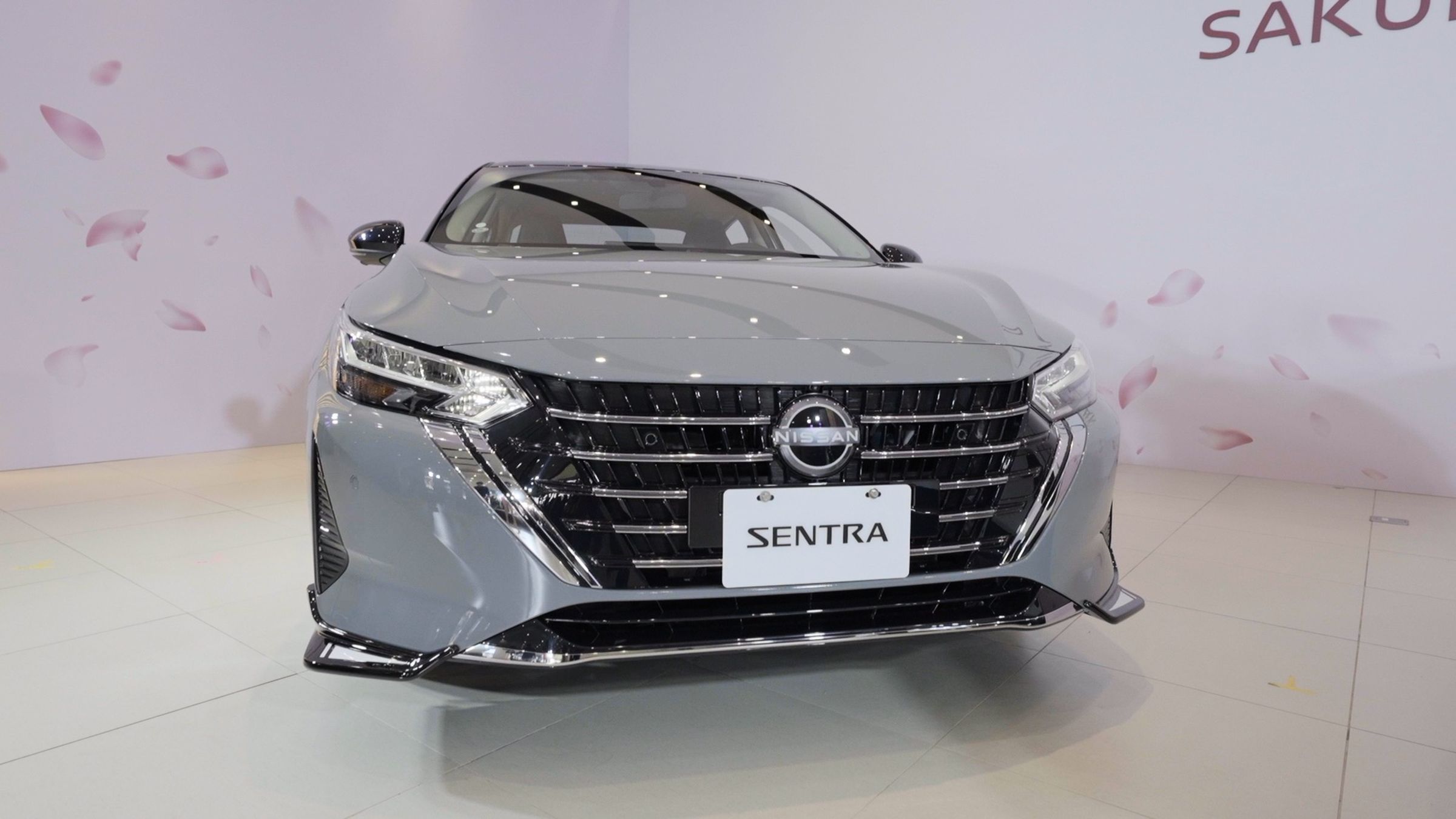 SENTRA SAKURA同步亮相，盛綻版、極綻版新增鉑耀灰車色，透過外觀套件、內裝細節與舒適配備升級，強化跑格印象與視覺辨識度。