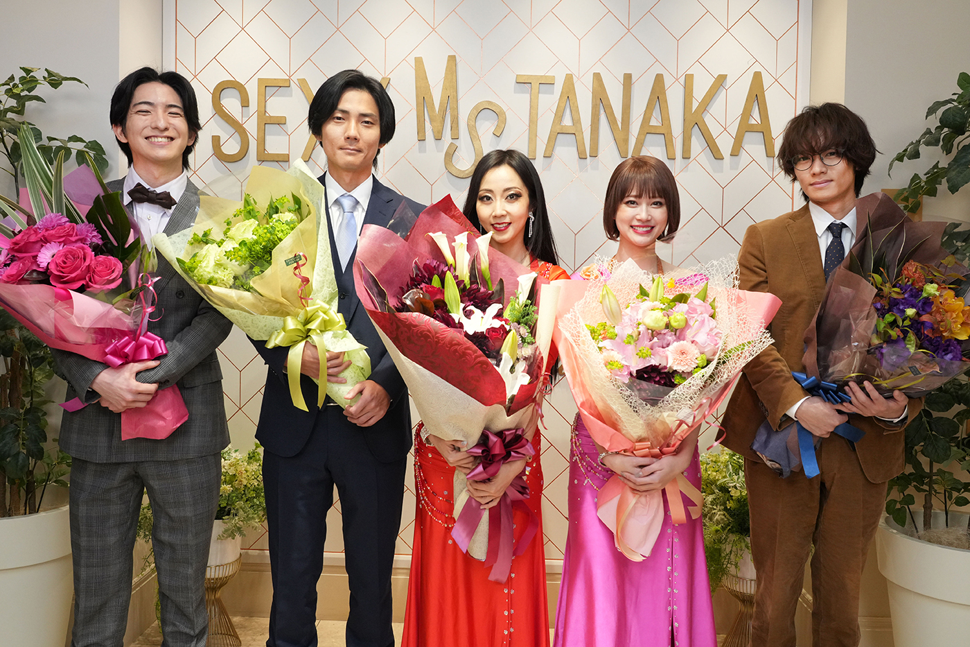 木南晴夏(中)出道以來首次挑大樑演出《SEXY田中小姐》,當時殺青時還開心與其他演員合影留念。(翻攝自日本電視台)