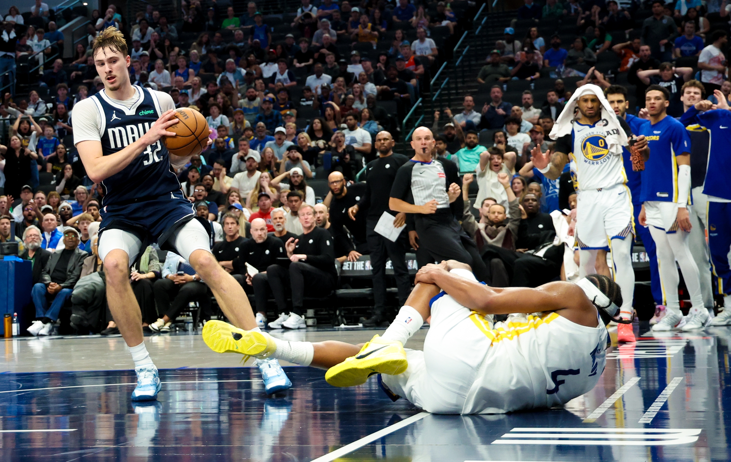 勇士年輕側翼穆在一次無人防守的快攻上籃中扭傷左膝。（東方IC）