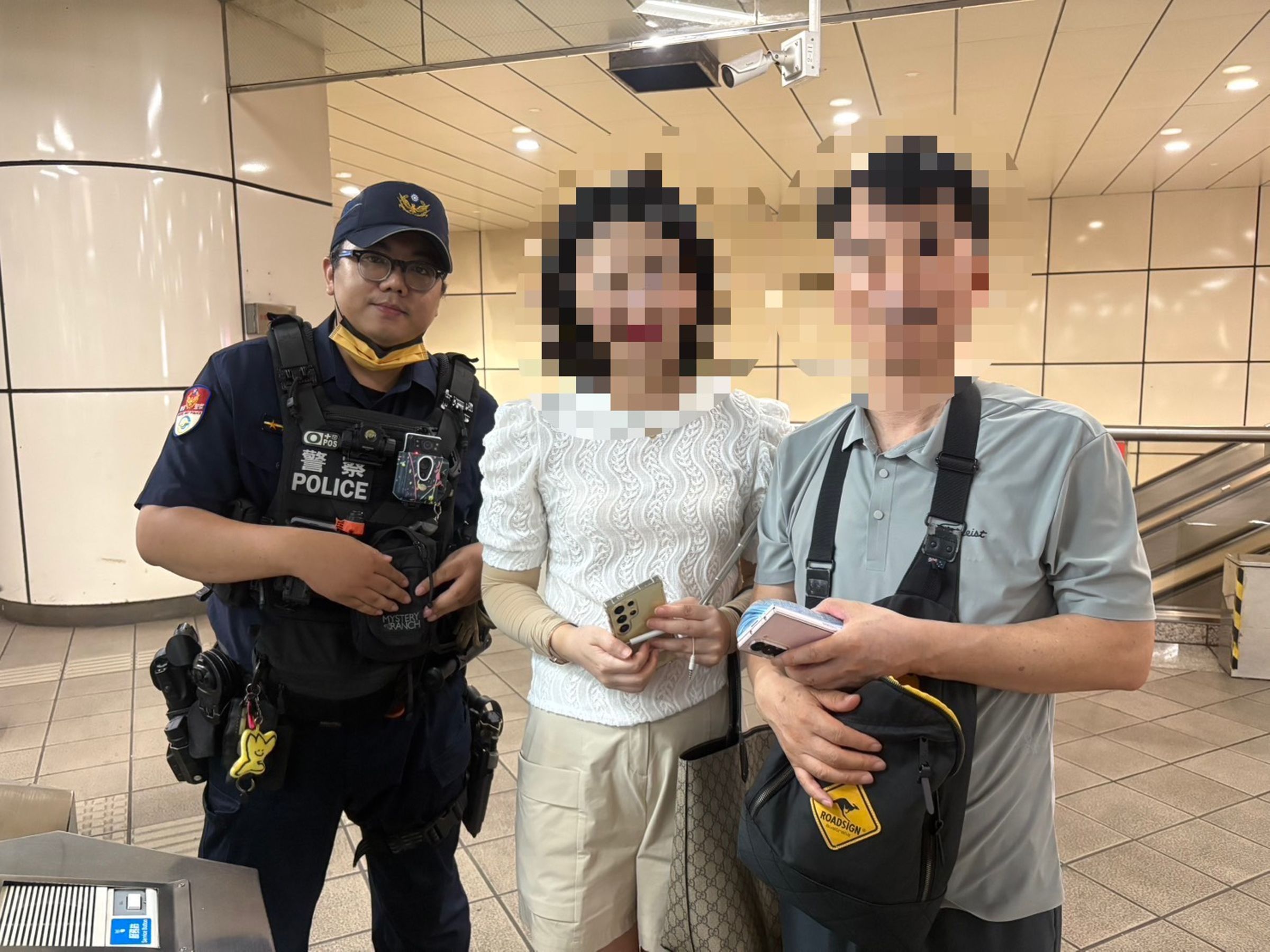 韓籍夫妻開心與警員合照。（捷運警察隊提供）