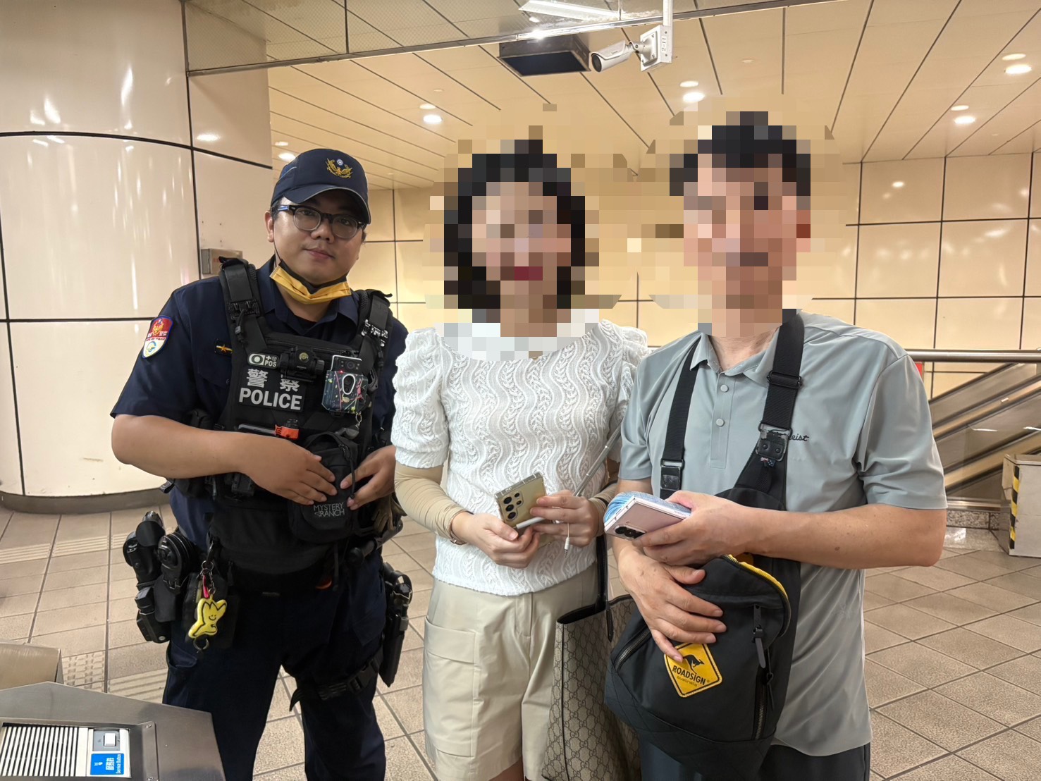 韓籍夫妻開心與警員合照。（捷運警察隊提供）