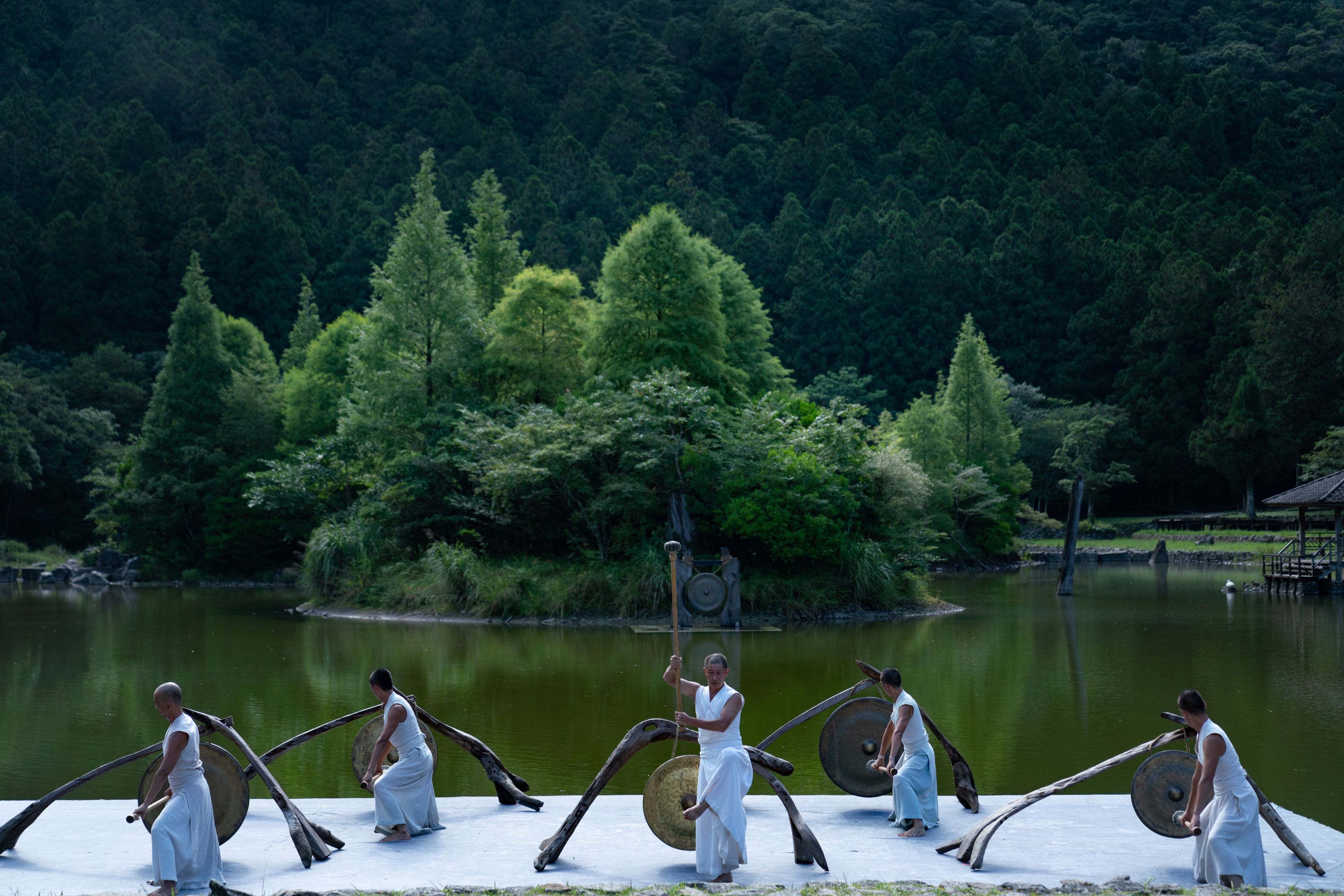 《非想非非想》記錄優人神鼓在明池的表演。（牽猴子提供）