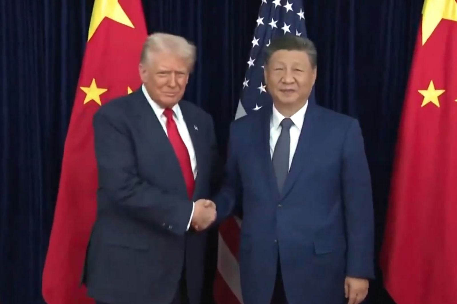 川習會釜山登場！見面先握手寒暄　川普笑稱習近平是「強硬的談判者」