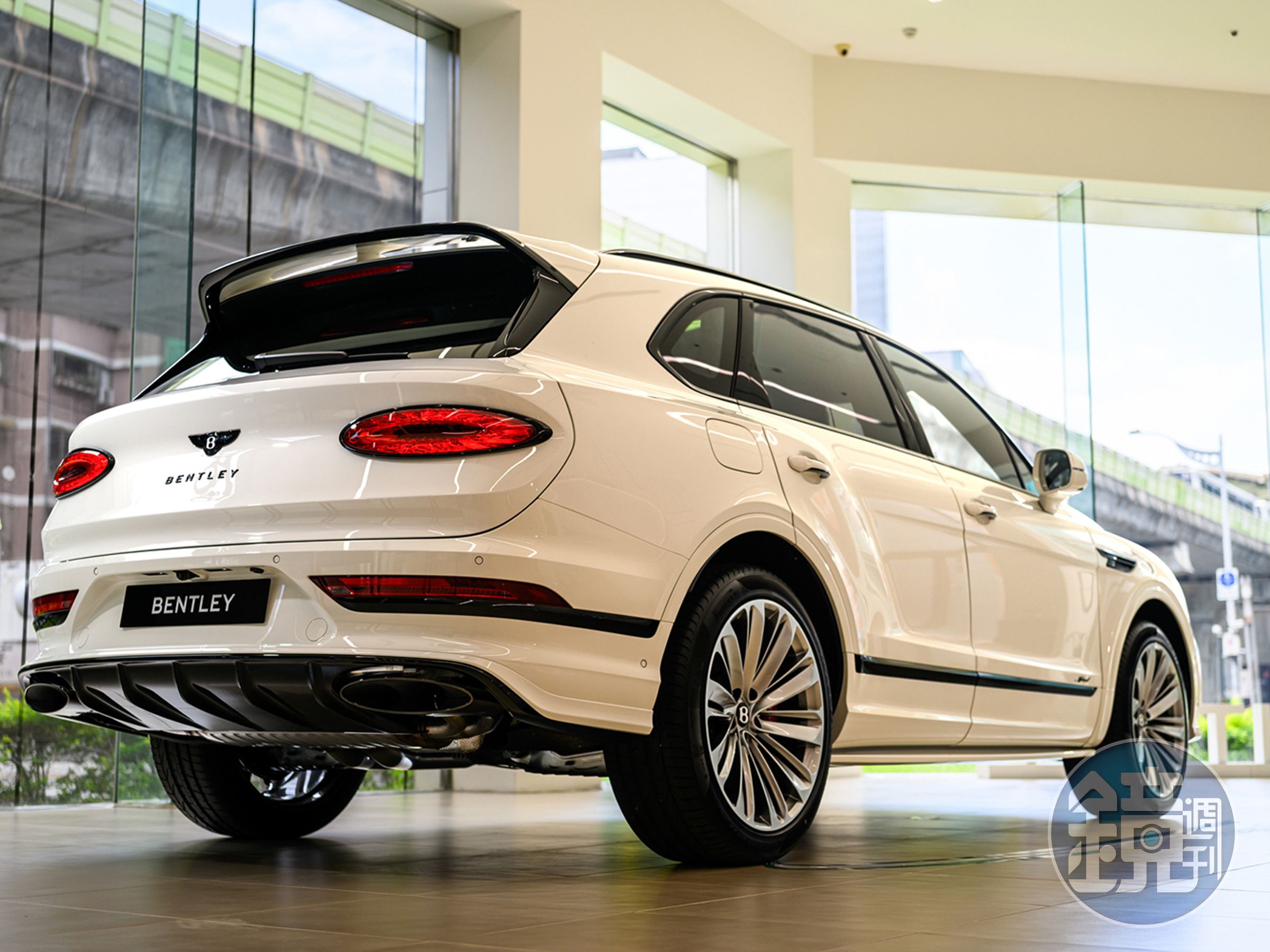 Bentayga Speed 標配 22 吋專屬輪圈，並首度提供 23 吋輪圈選項。