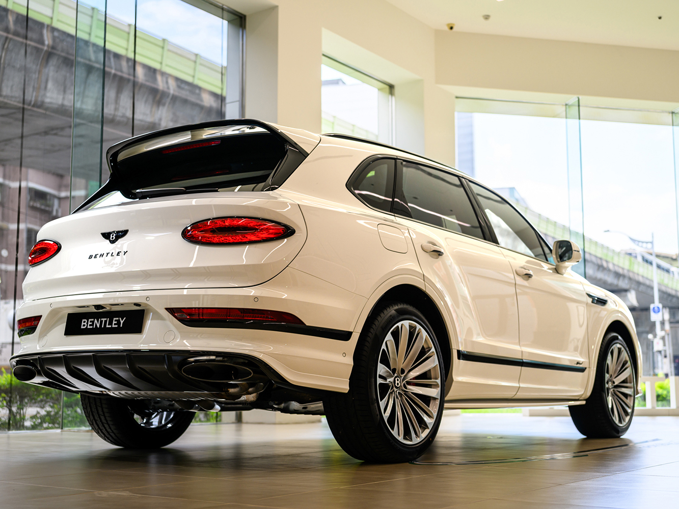 Bentayga Speed 標配 22 吋專屬輪圈，並首度提供 23 吋輪圈選項。