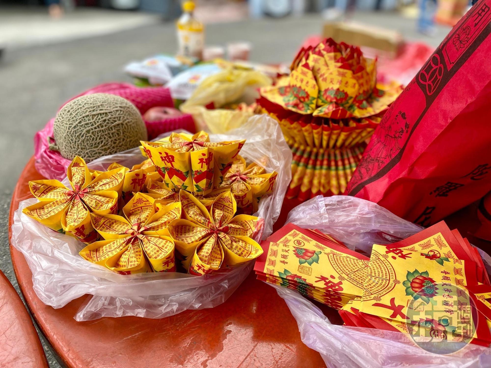 命理師江柏樂近日在threads貼文，提到現代年輕人「不婚不生」的狀況，認為「以後沒小孩拜你，你也過不好！」此番言論引起網路熱議。（示意圖）