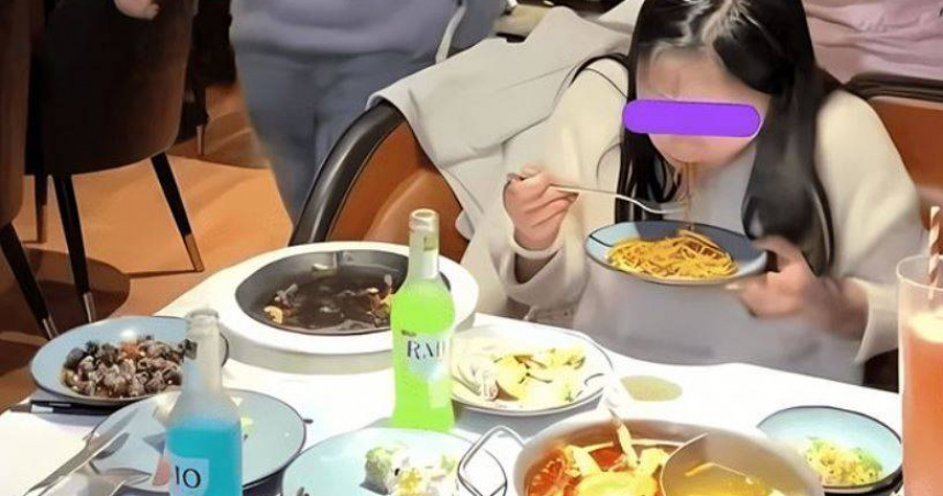 男子相親塞車遲到10分鐘，傻眼對象自己先嗑光3千元火鍋，竟要他付錢。（翻攝自微博）