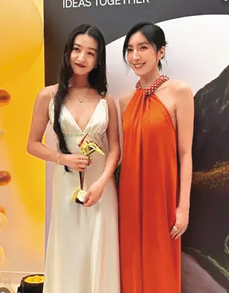 楊謹華（右）同框木村光希（左），好氣色完全不輸嫩妹。（翻攝自楊謹華IG）