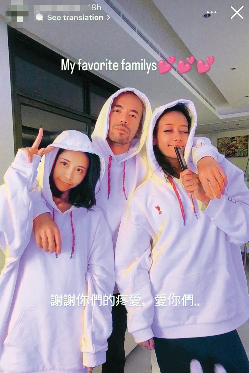 阿卡莎納（中）曾在杜拜時帶著老婆（右）和劉玳妍（左）一起合照，私下關係卻是偷來暗去。（翻攝自Master Sri Akarshana IG）