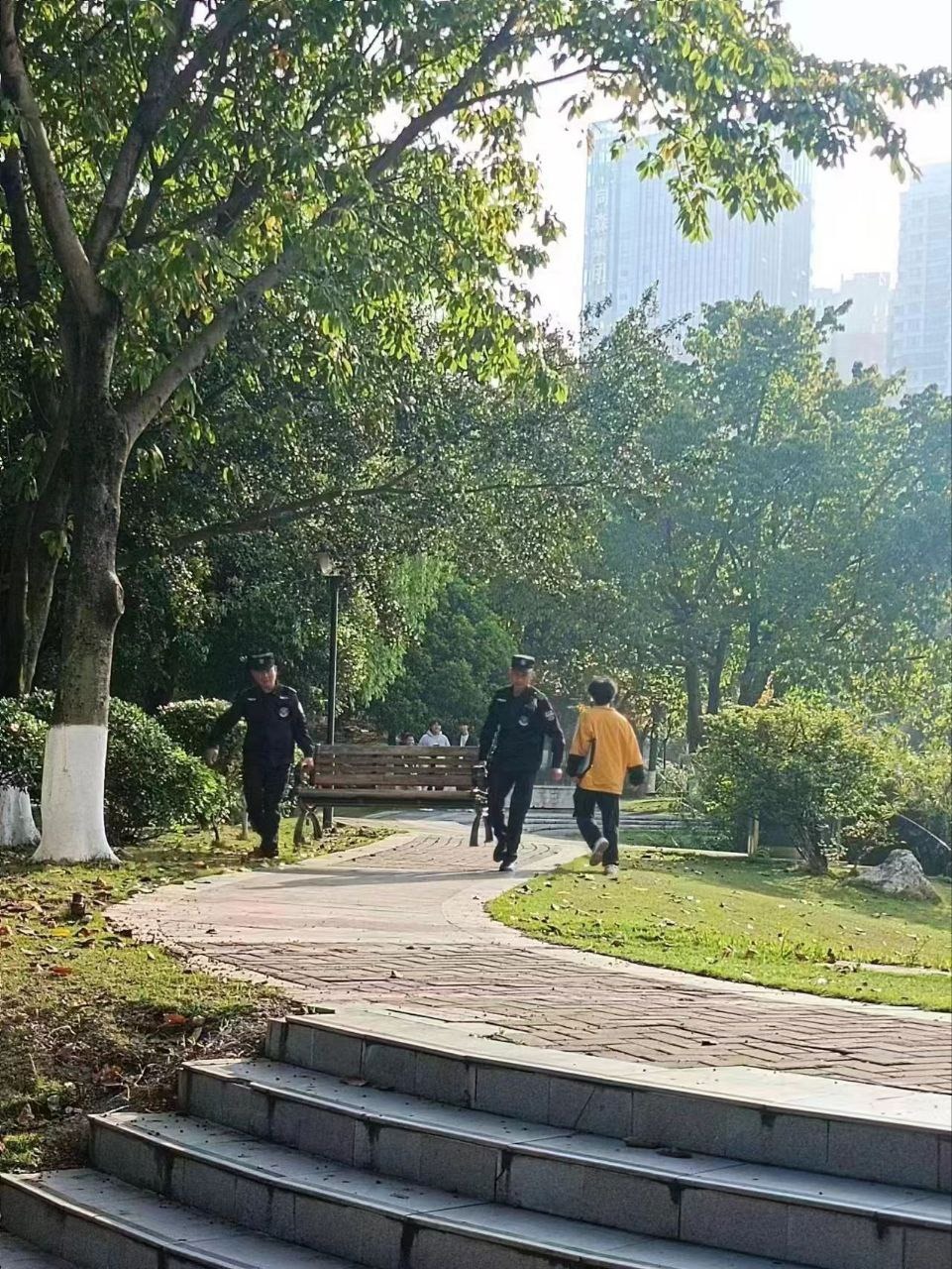 「愛愛椅」變打卡景點,校園保全來搬椅子啦。(翻自tgbrtevfr.top)