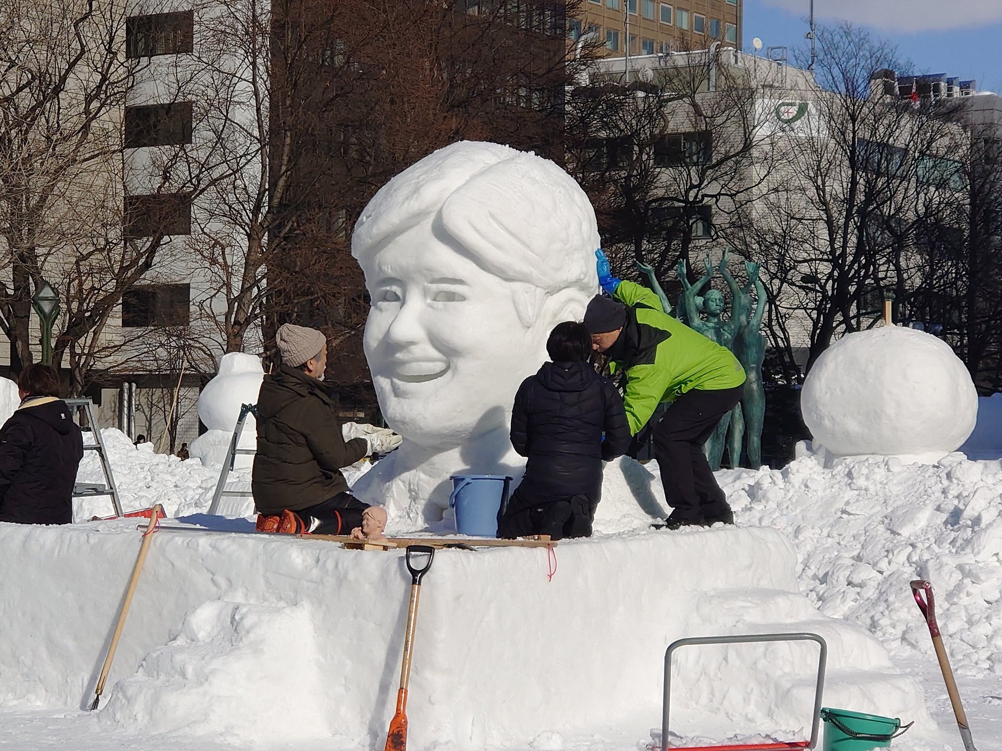 札幌雪祭再次出現大谷翔平雪雕，這次連狗狗也一起登場。（翻攝自X@2007myrTomo）