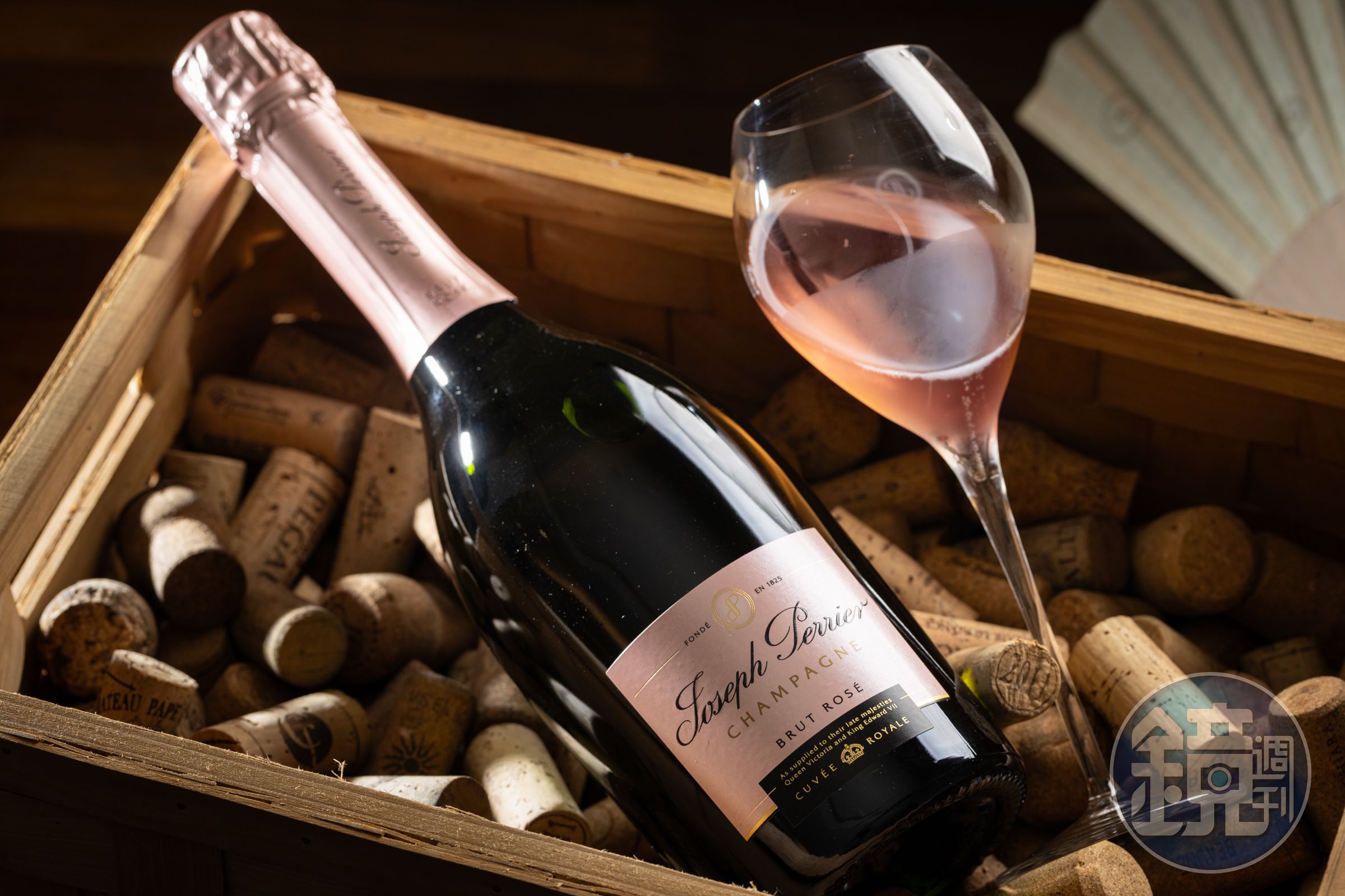 「喬瑟夫皮耶粉紅香檳Cuvée Royale Brut Rosé」約10%產自著名一級村Cumieres的珍貴黑皮諾家族莊園,瓶中熟成3至4年,莓果香氣中帶有些許花香與甘草氣息。(3,200元/瓶)