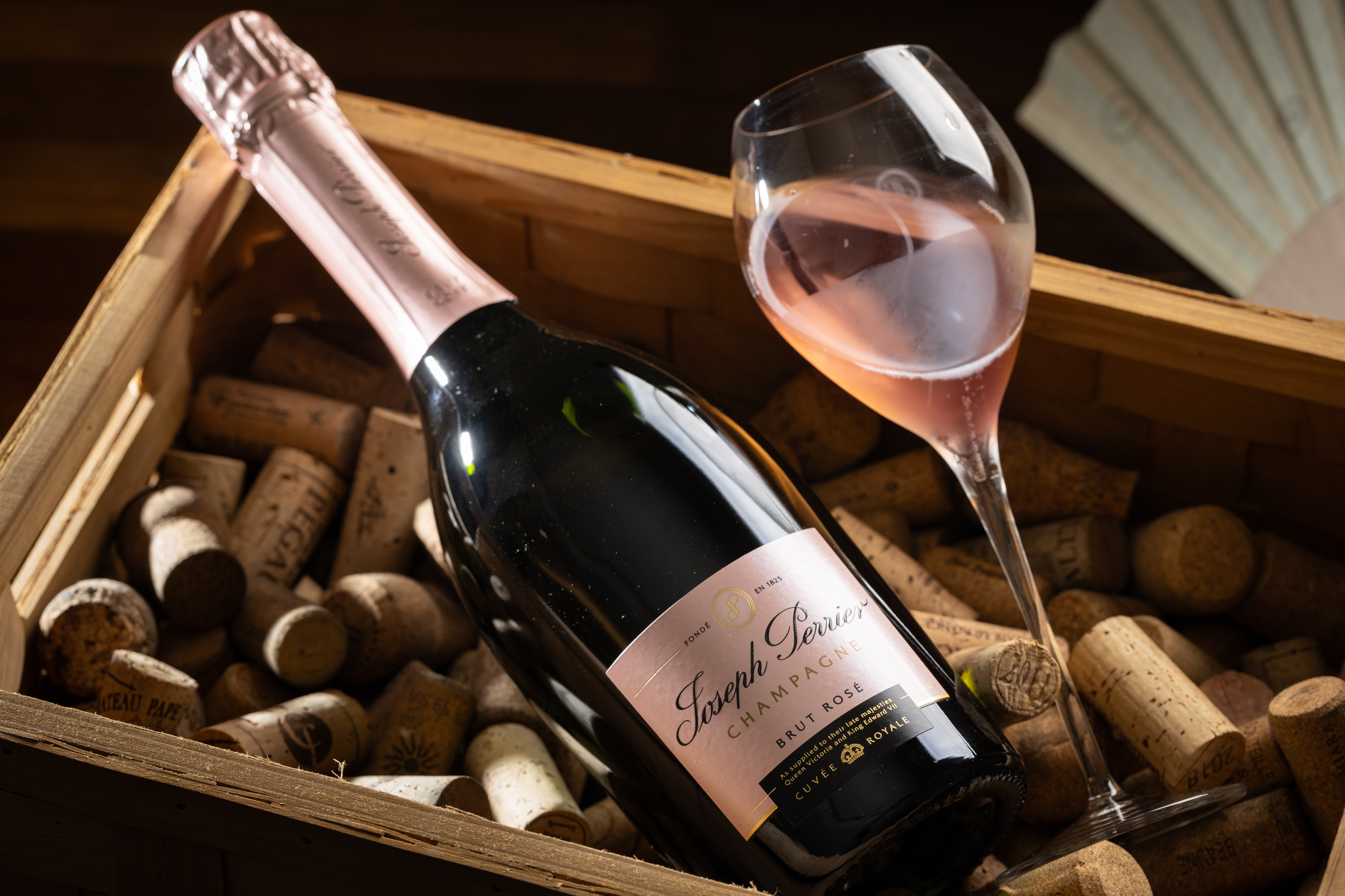 「喬瑟夫皮耶粉紅香檳Cuvée Royale Brut Rosé」約10%產自著名一級村Cumieres的珍貴黑皮諾家族莊園,瓶中熟成3至4年,莓果香氣中帶有些許花香與甘草氣息。(3,200元/瓶)