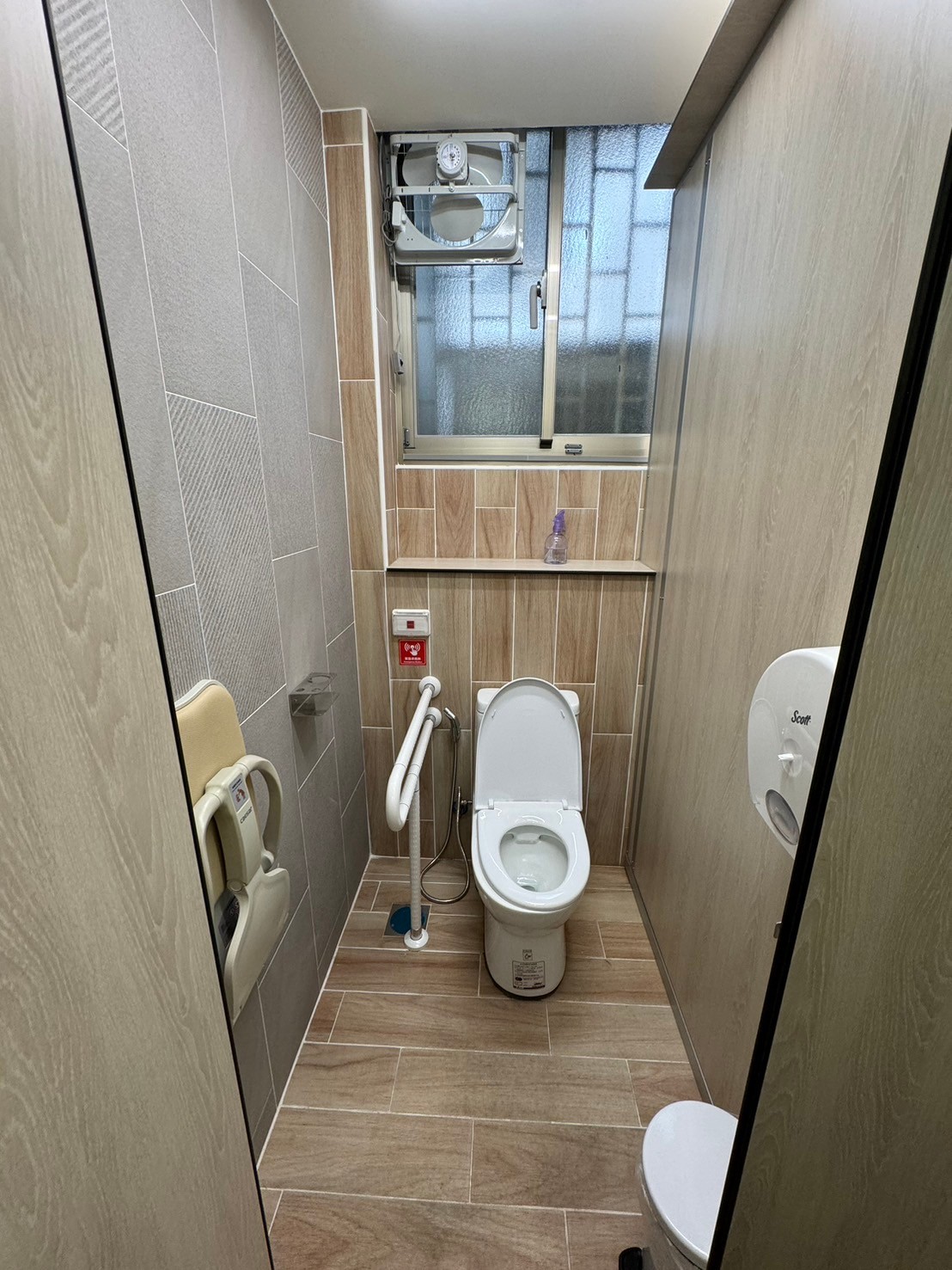 八里區衛生所的性別友善公廁導擺加高，兒童座椅及友善扶手，讓如廁更安心便利。（新北環保局提供）
