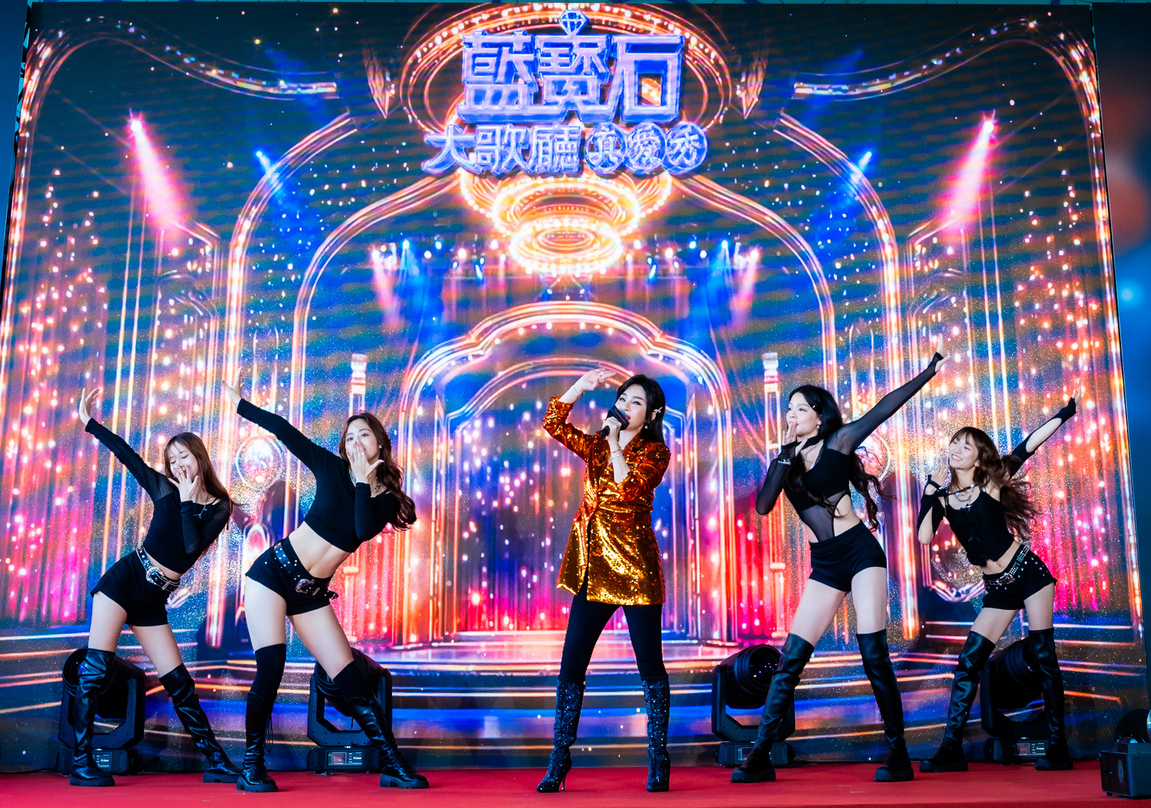 王彩樺（中）參與《真愛秀．藍寶石大歌廳》表演，也在紀錄片中談到秀場經驗。（高流提供）   