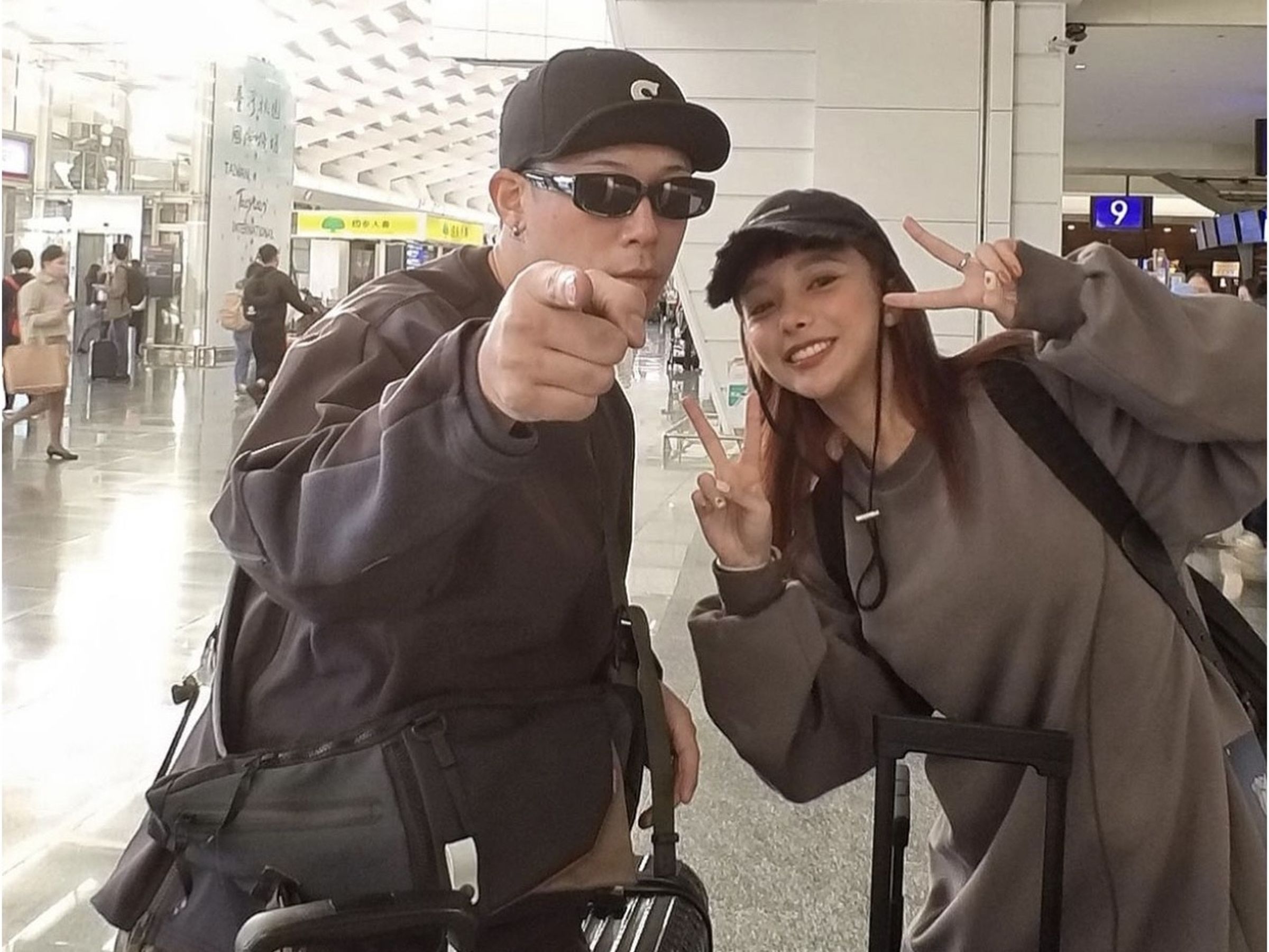 玖壹壹健志（左）宣布與造型師女友Mia（右）升格成為新手爸媽。（翻攝自健志IG）