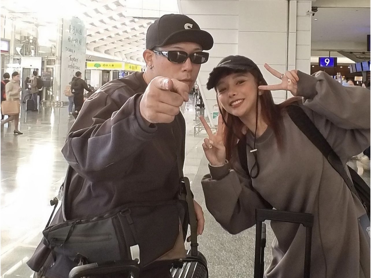 玖壹壹健志（左）宣布與造型師女友Mia（右）升格成為新手爸媽。（翻攝自健志IG）