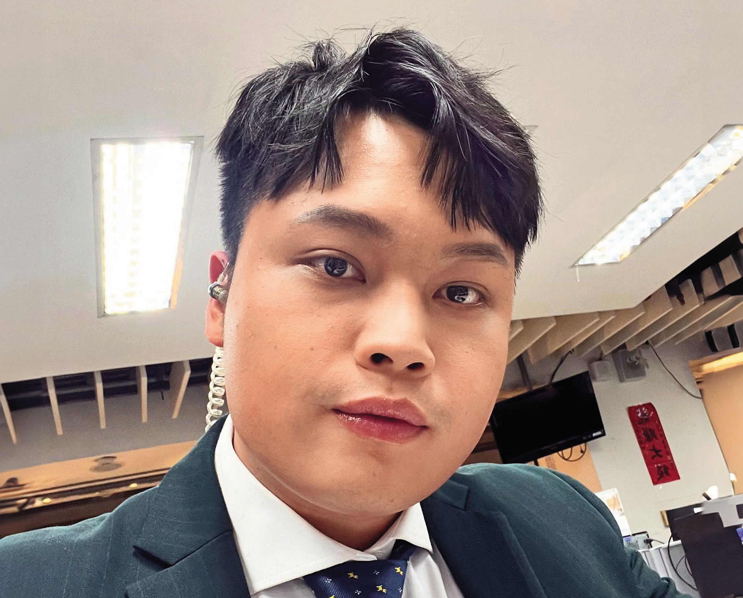 中天主播林宸佑咄咄逼人採訪手段惹議，因涉行賄國軍蒐集機密遭收押禁見。（翻攝林宸佑臉書）