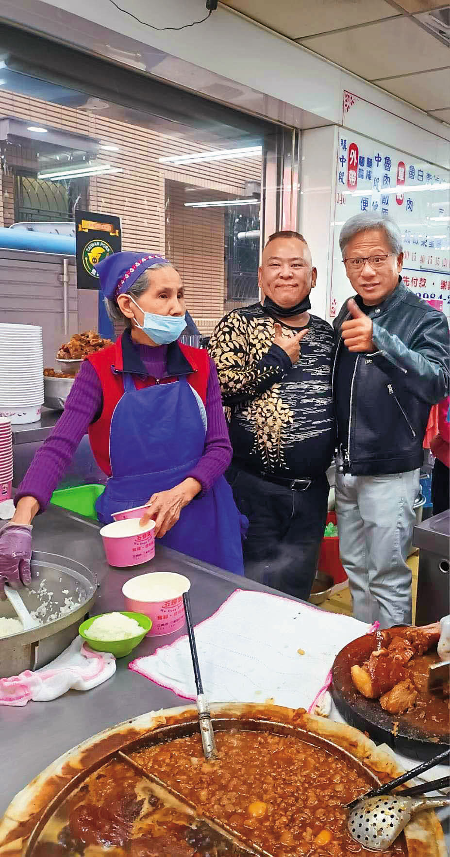 輝達執行長黃仁勳（右），慕名前往五燈獎正義北路店品嘗豬腳飯，與第2代黃俊誠（中）合影。（翻攝自五燈獎臉書粉專） 