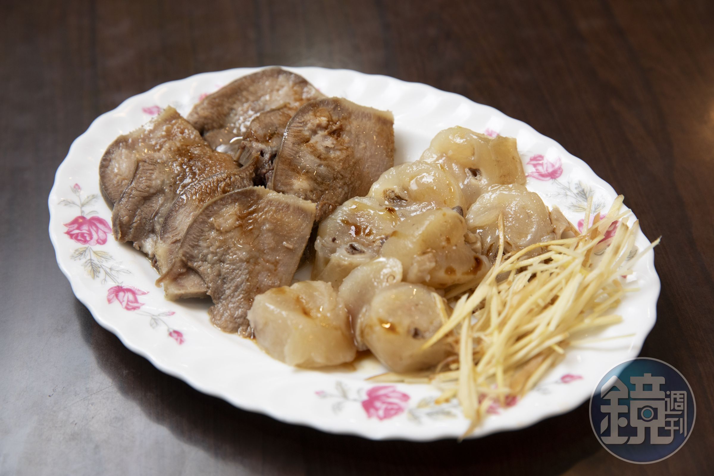 金春發早在19世紀就賣牛肉，是台灣可考的最早本土牛肉店（圖為牛舌、牛鞭切盤）。 