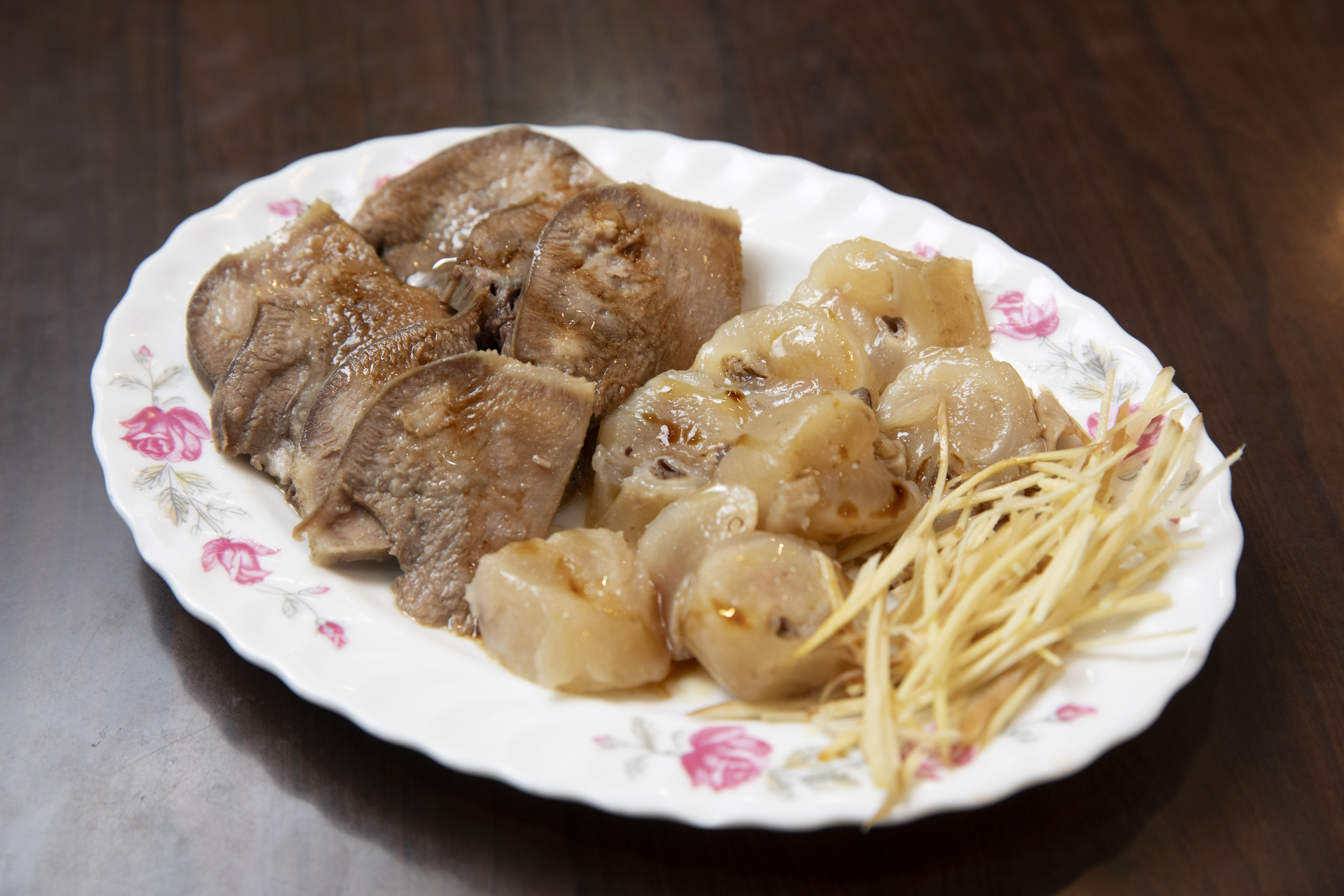 金春發早在19世紀就賣牛肉,是台灣可考的最早本土牛肉店(圖為牛舌、牛鞭切盤)。