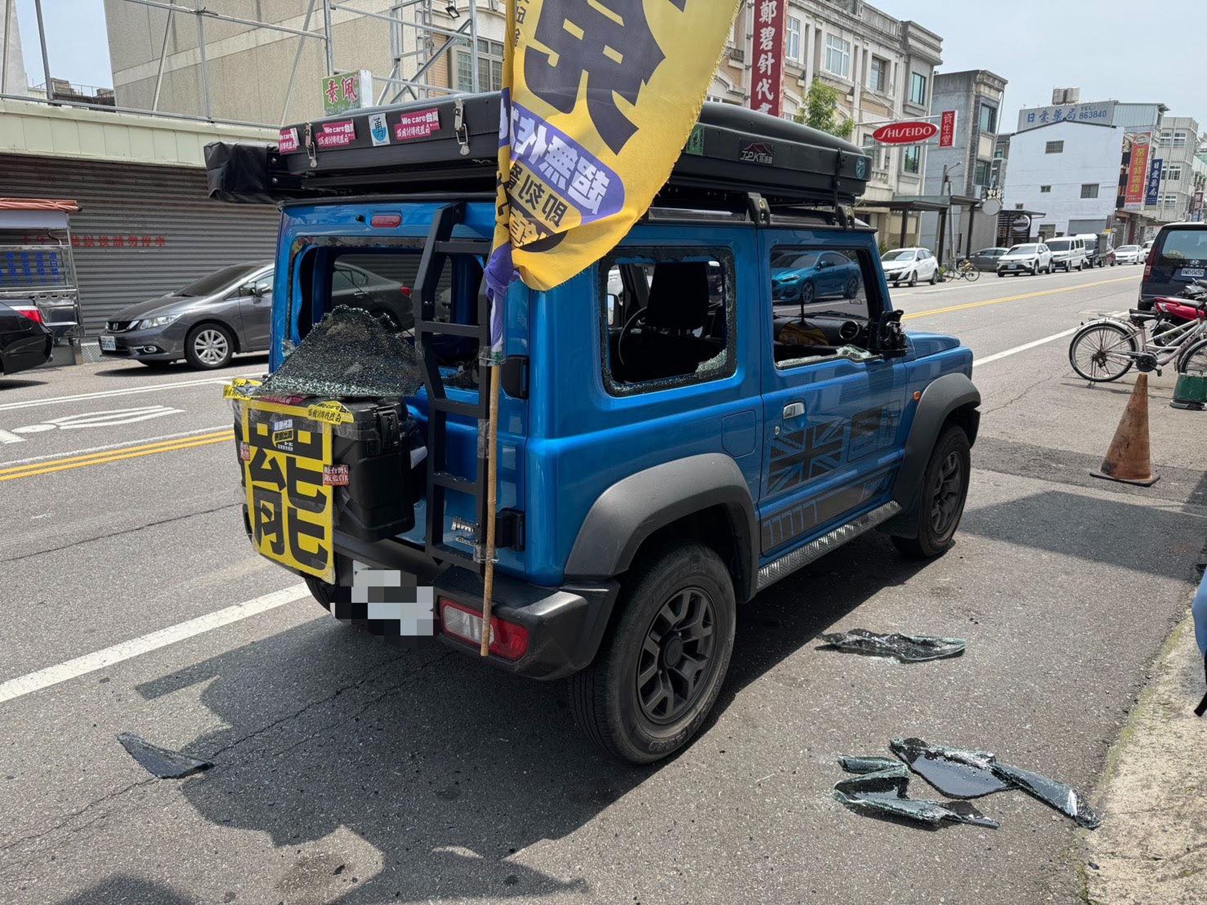 罷免邱鎮軍的車遭機車男騎士持木棍砸毀。(翻攝自陳品安臉書)