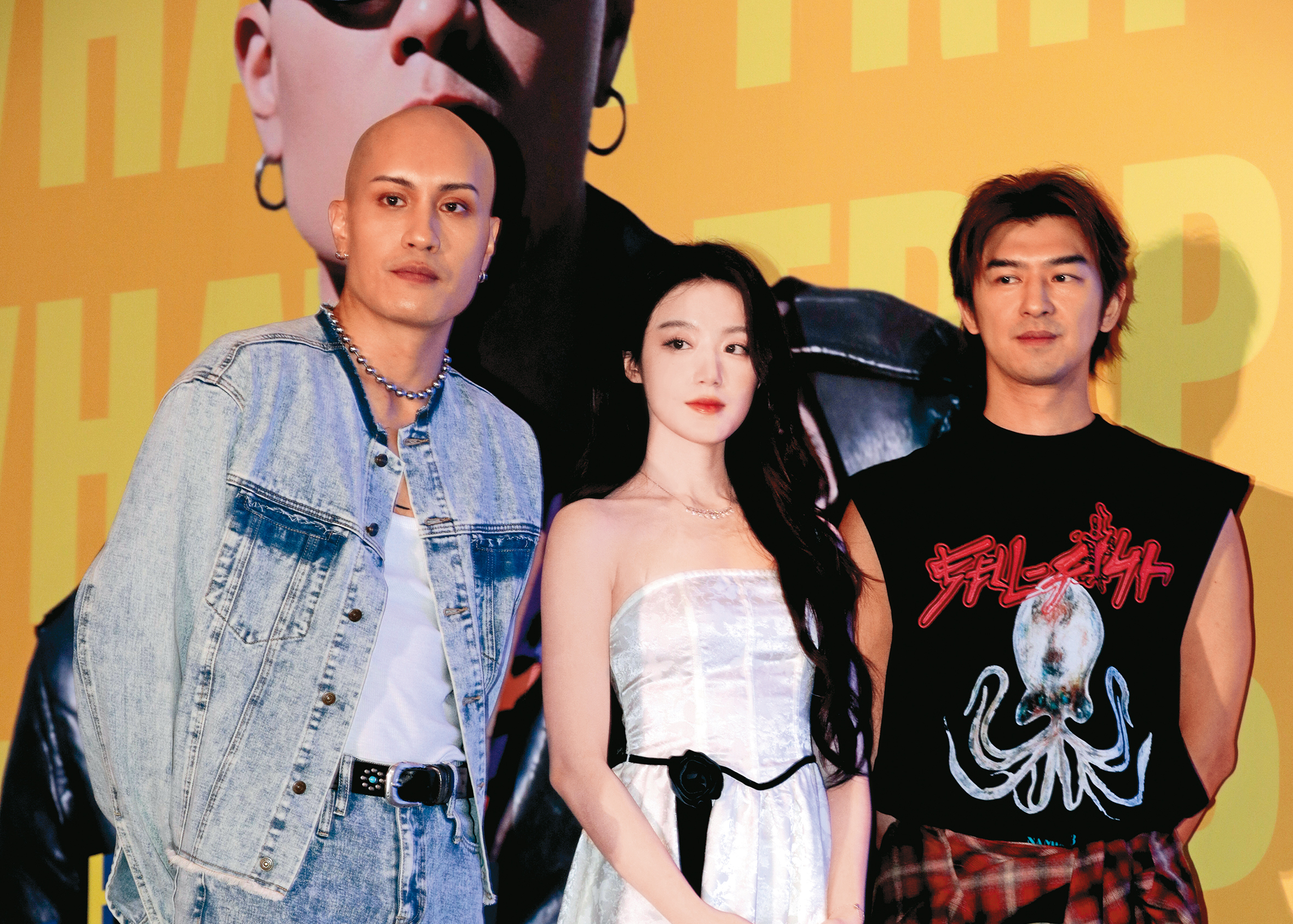 舒華（中）的冷白皮，即便在舞台旁沒打光的角落，也狠狠輾壓其他人，黃宣（左）、陳柏霖（右）的膚色自動降兩階。