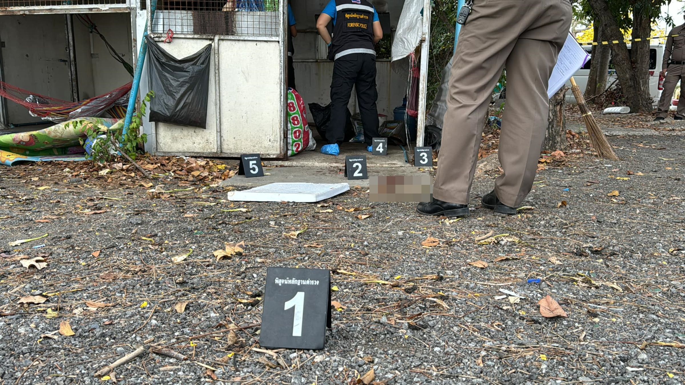 泰國素萬那普機場周邊的廢棄商店25日發現一具男性遺體。(翻攝臉書ข่าวสารเมืองปราการ v2)