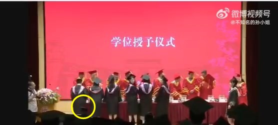 夏生在打人後，直接走下台。（翻自微博）