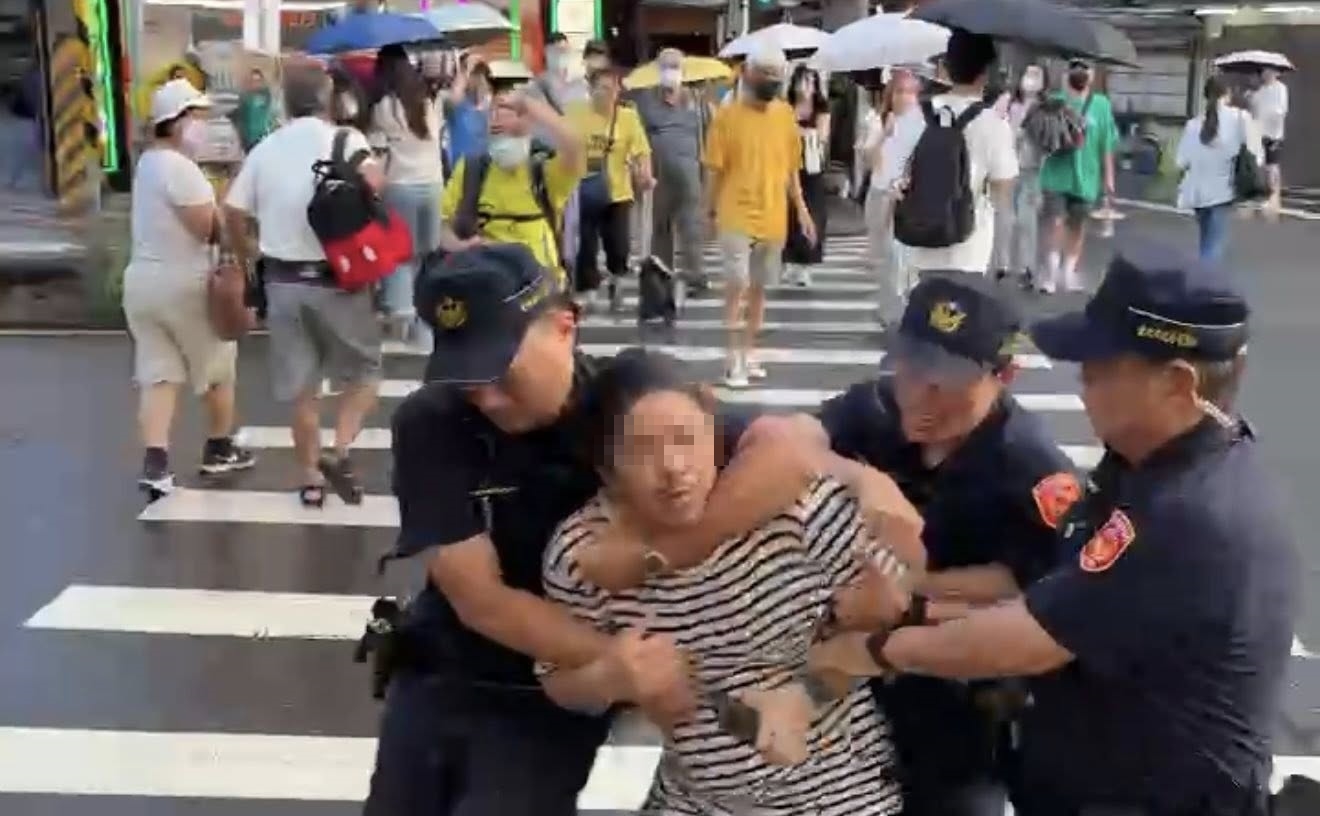 有男子見罷團「文山退葆」人員宣講，不滿上前叫囂破壞宣傳看板，他甚至還攻擊現場員警，遭到警方壓制逮捕。（翻攝自文山退葆臉書粉專）