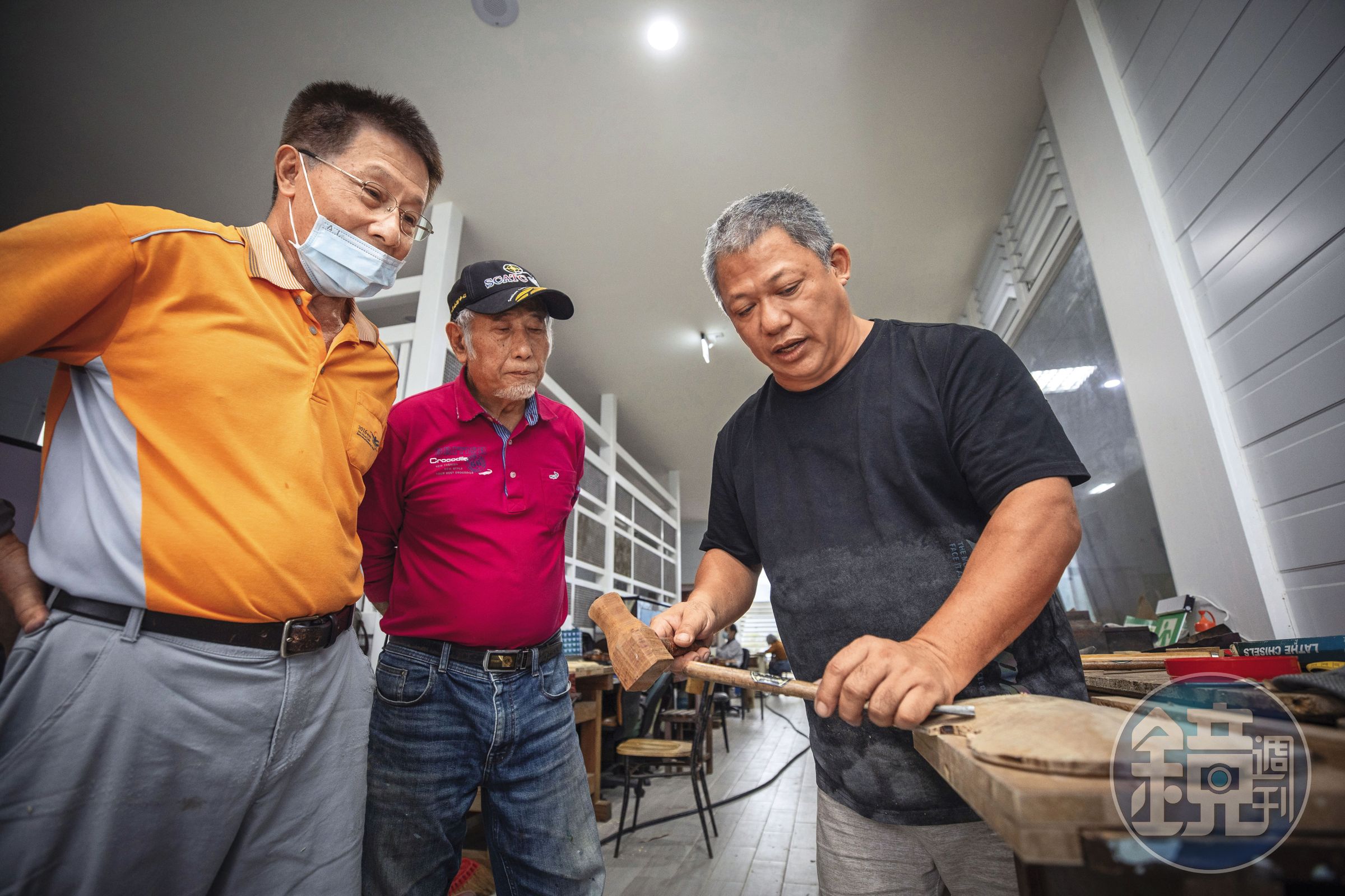 從選木到削板，黃聖彥（右）從基礎開始教授製琴，協會不收取學員任何費用，但須做滿100小時。