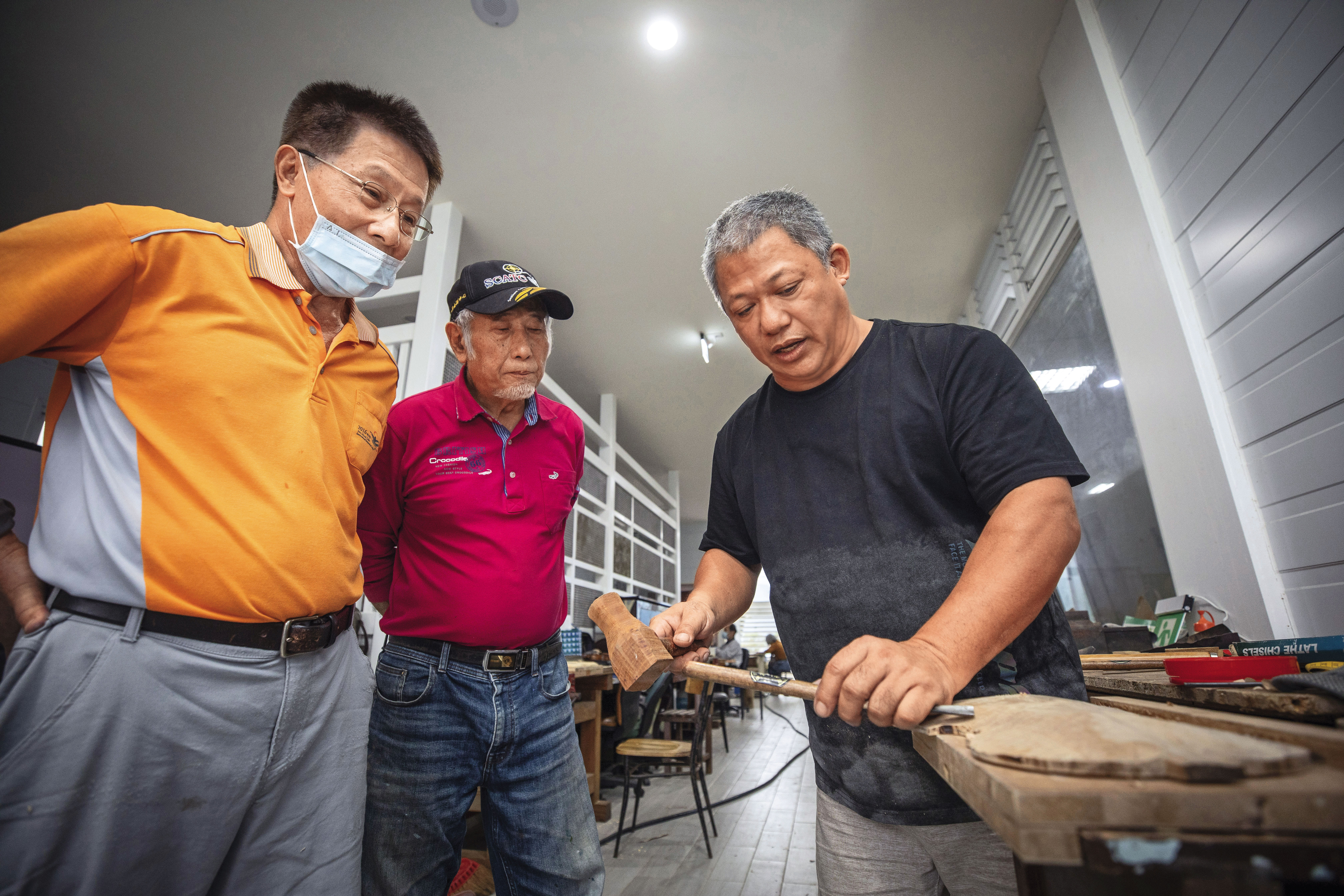從選木到削板，黃聖彥（右）從基礎開始教授製琴，協會不收取學員任何費用，但須做滿100小時。