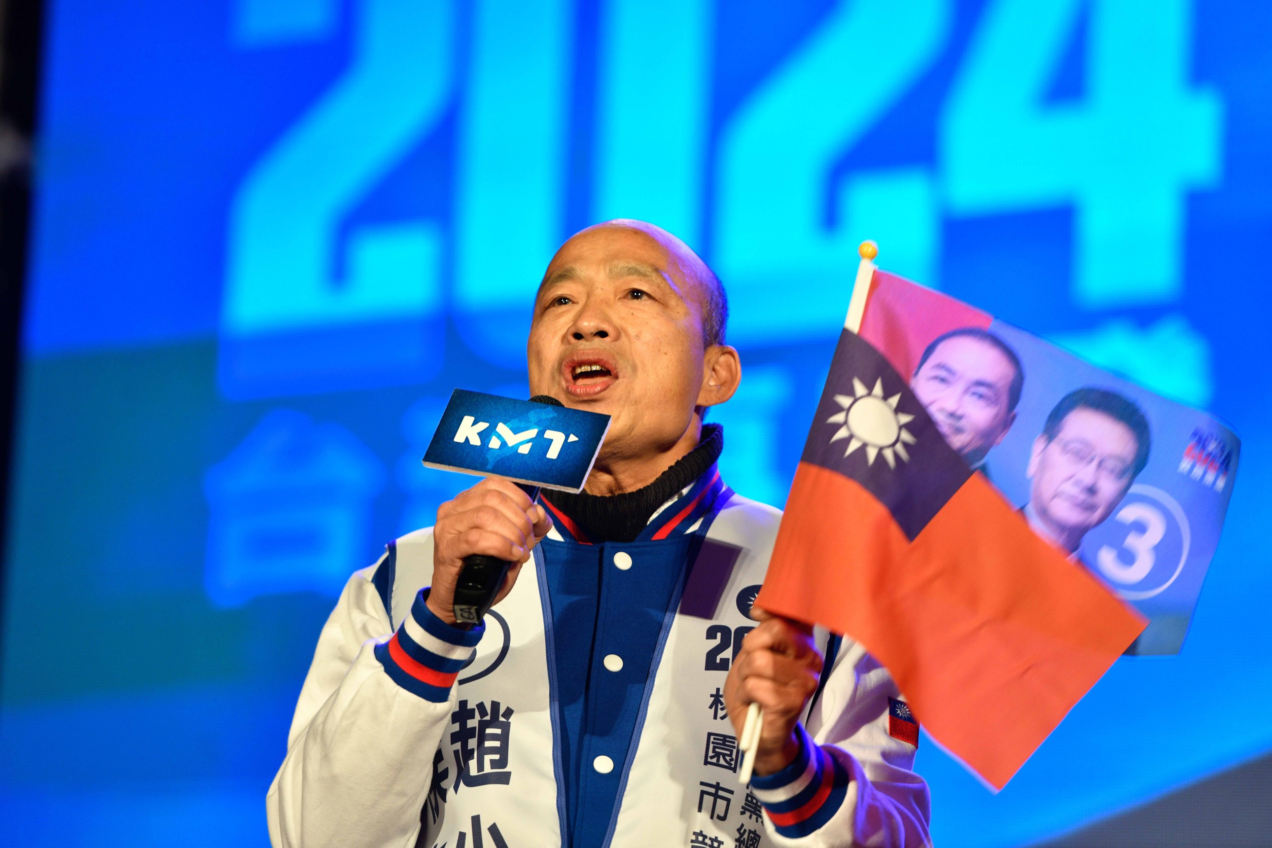 韓國瑜6日晚間在桃園造勢時表示,柯文哲像空氣槍,但絕對不會贏,呼籲柯粉支持侯康贏得選舉。