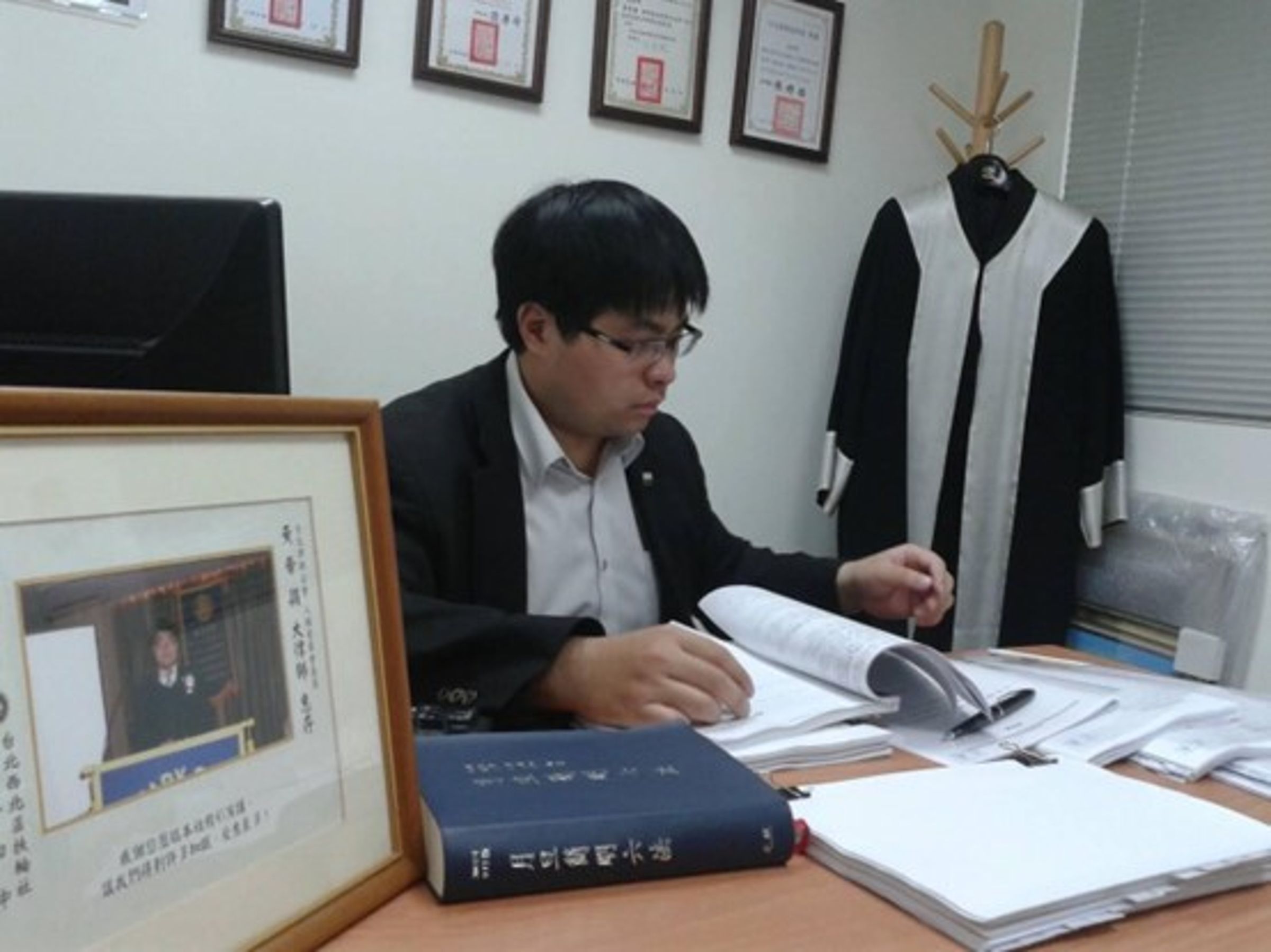 知名人權律師黃帝穎指出,TDR爭議該回歸法律面討論,該修法,就修法!(翻攝自黃帝穎臉書)