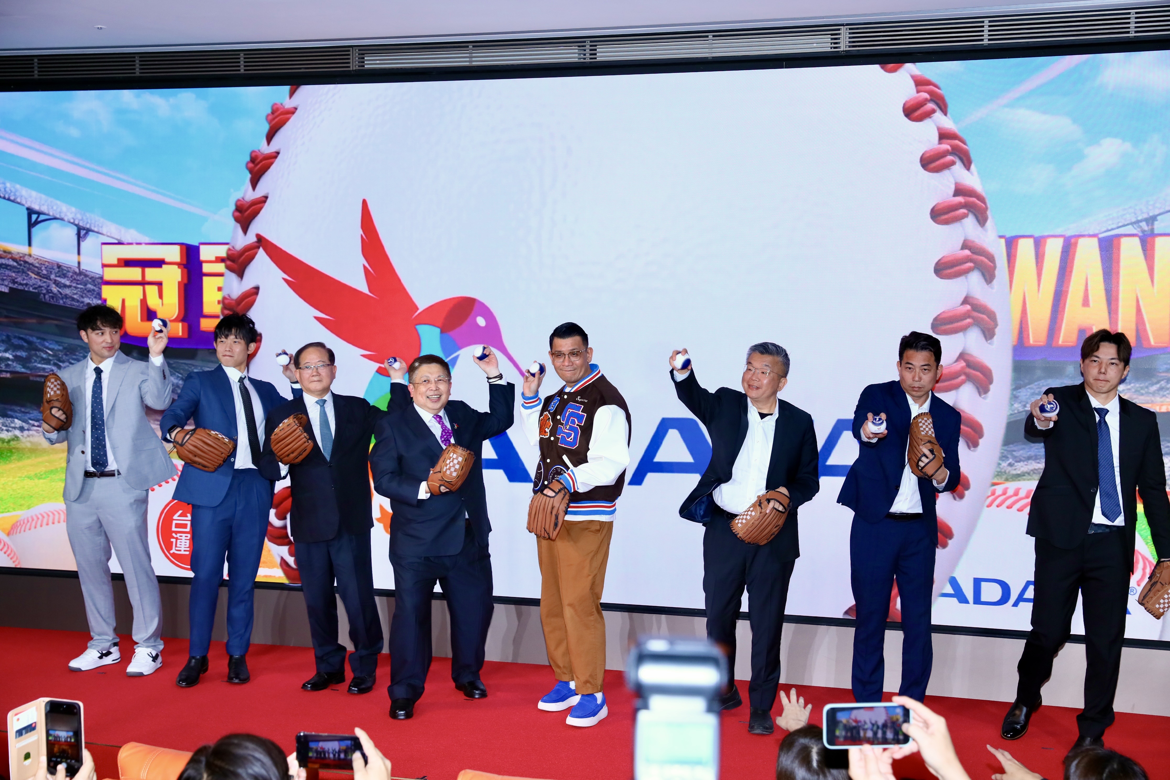 威剛董座陳立白（左4）宣布籌拍電影《冠軍之路Team Taiwan》。