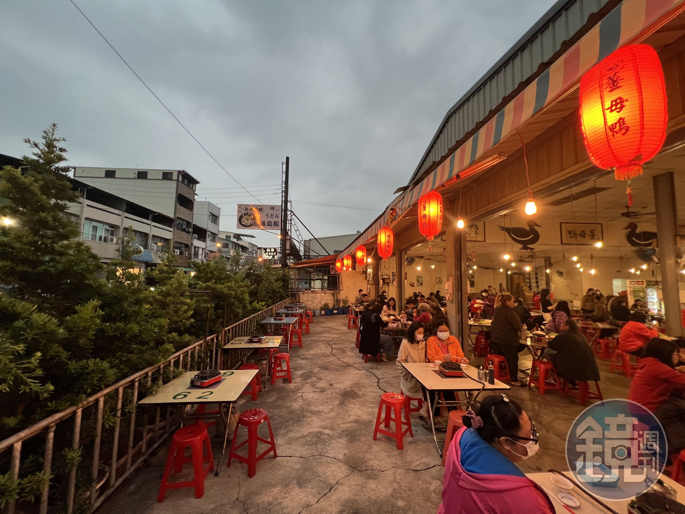 餐廳後方還闢有一處露天用餐區。